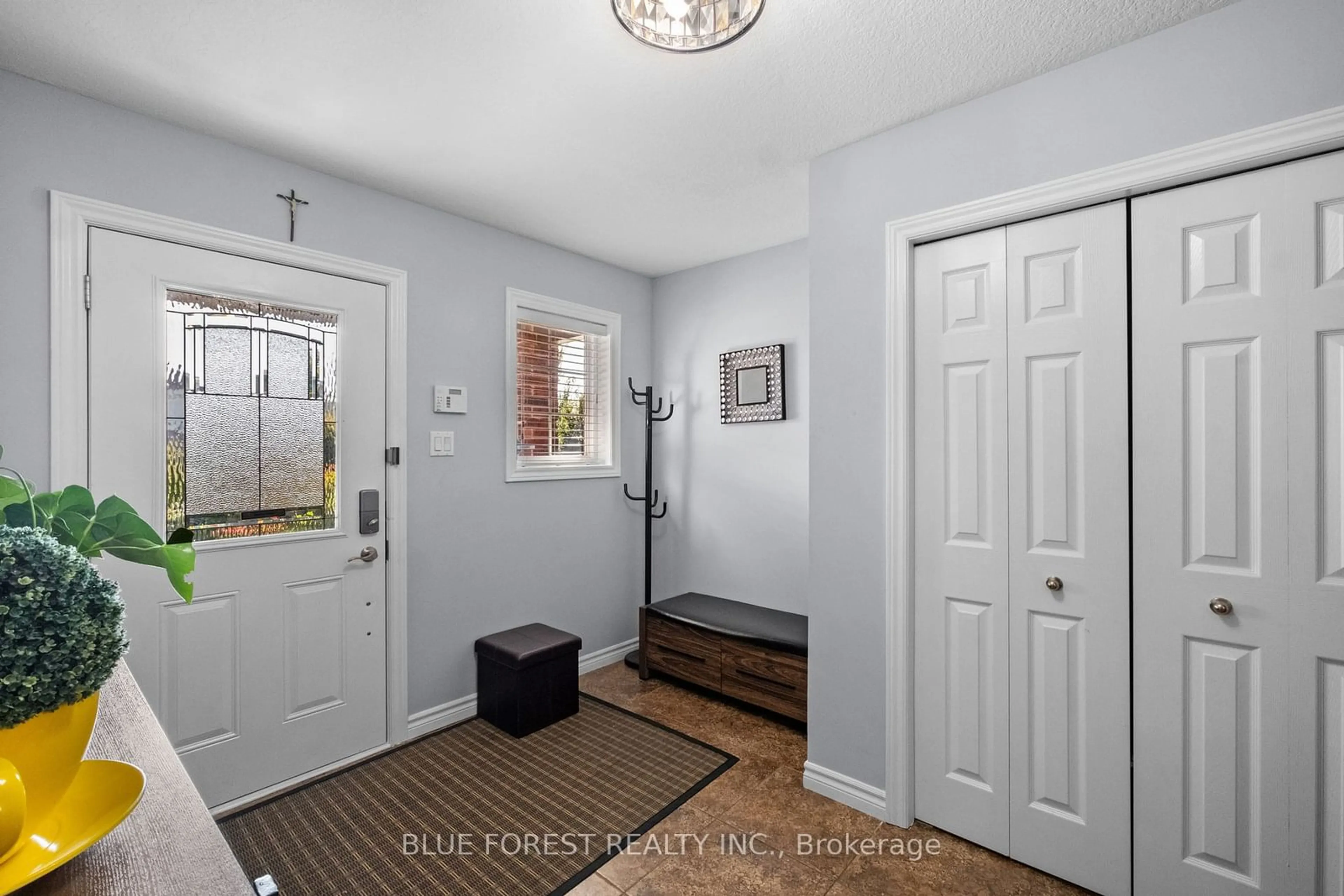 Indoor entryway, wood floors for 2982 Devon Rd, London Ontario N6E 0A4