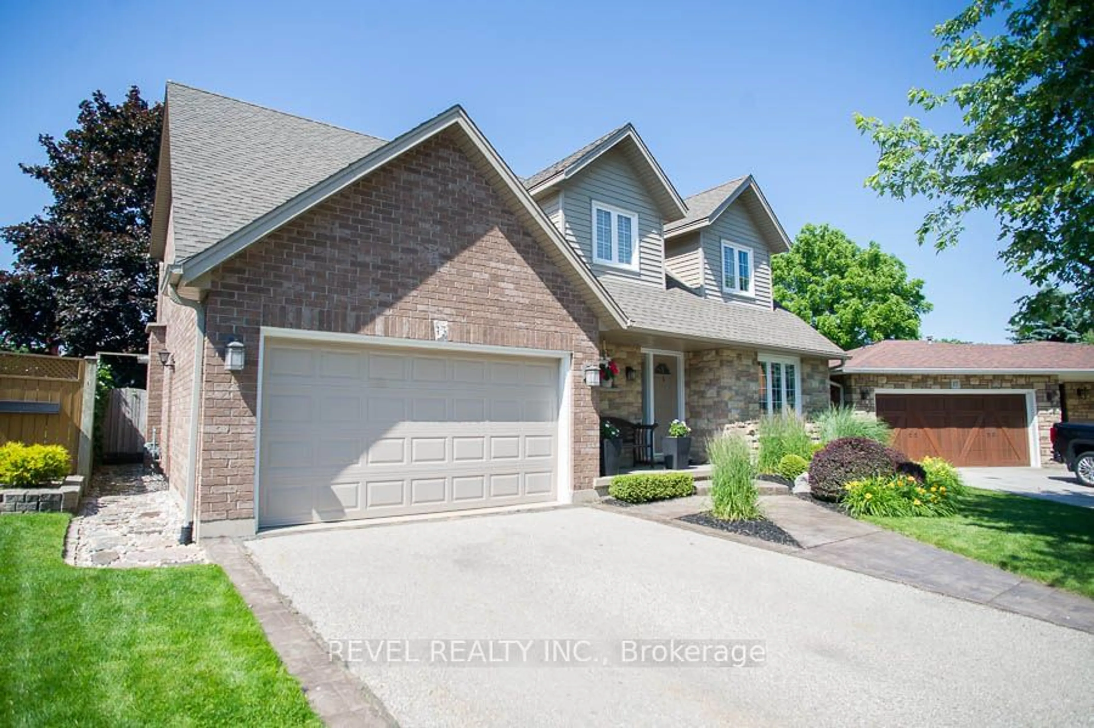 Frontside or backside of a home, the street view for 15 Pinto Crt, Brantford Ontario N3P 1S4