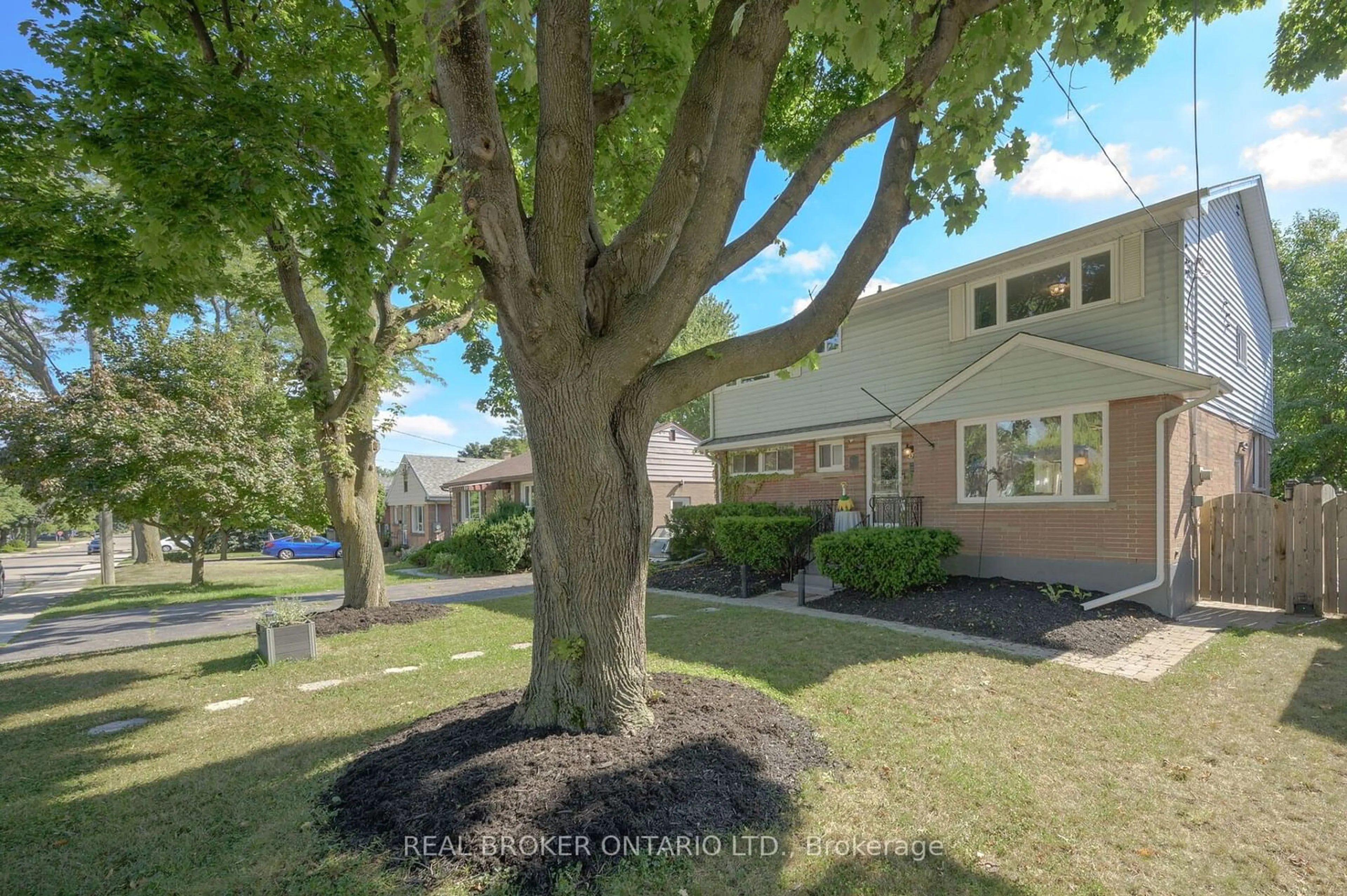 Frontside or backside of a home for 471 East 36th St, Hamilton Ontario L8V 4A4