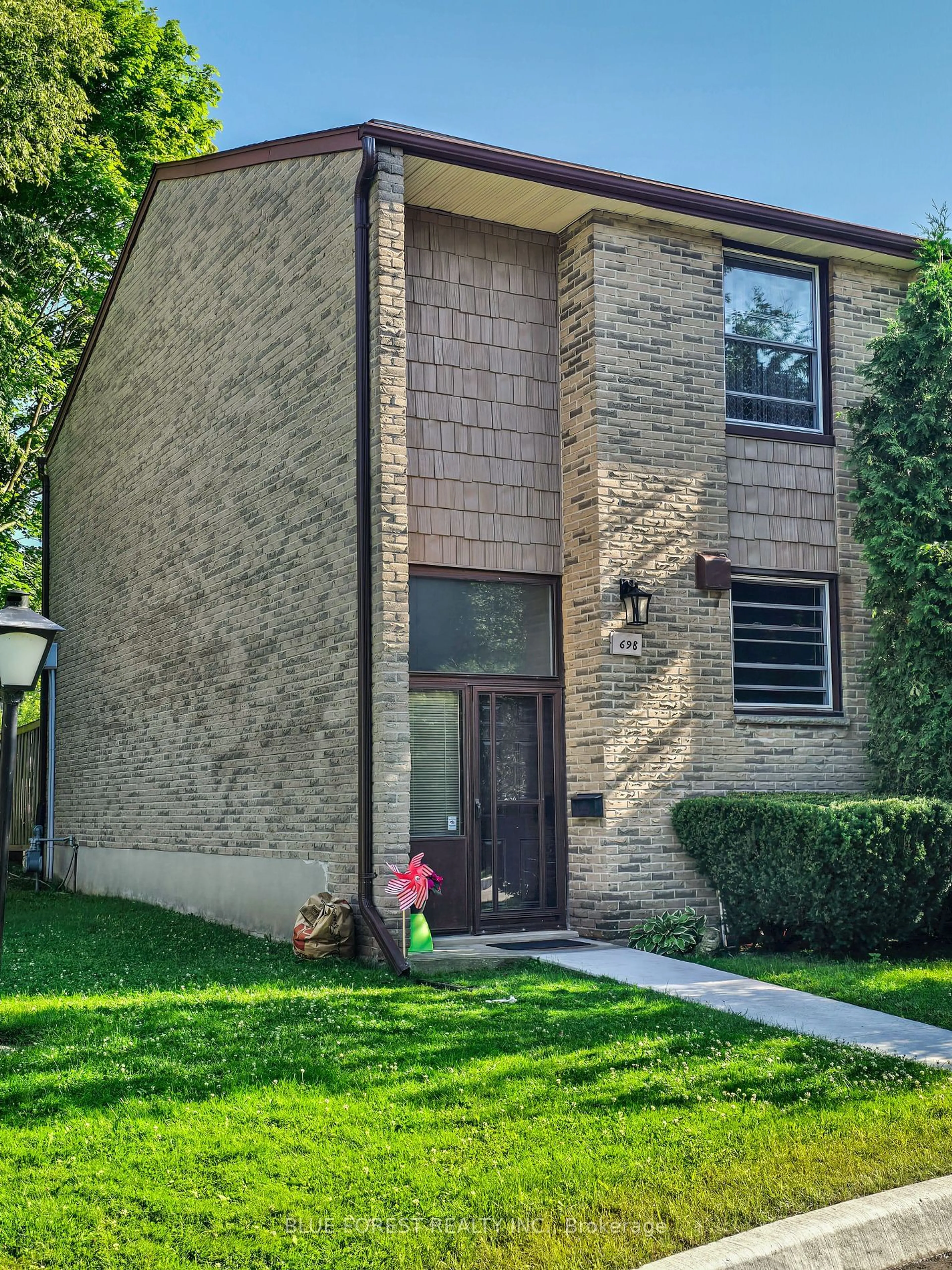 A pic from exterior of the house or condo, the front or back of building for 698 Wonderland Rd, London Ontario N6H 4Y8