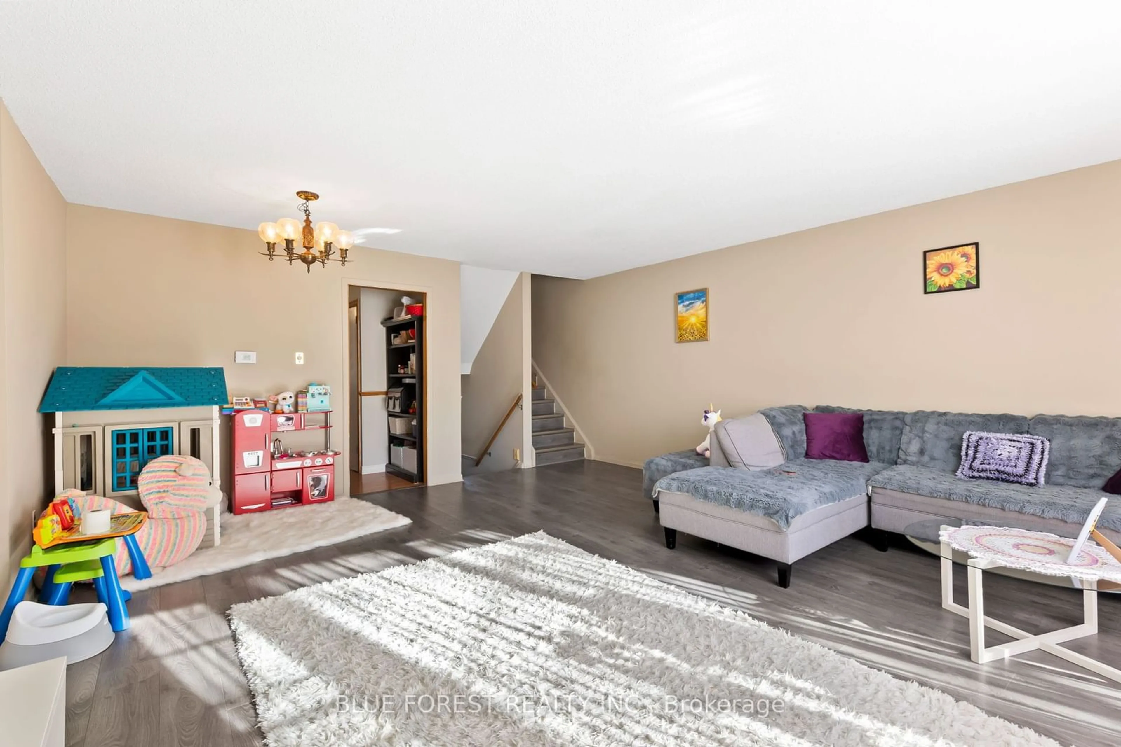 Living room, carpet floors for 698 Wonderland Rd, London Ontario N6H 4Y8