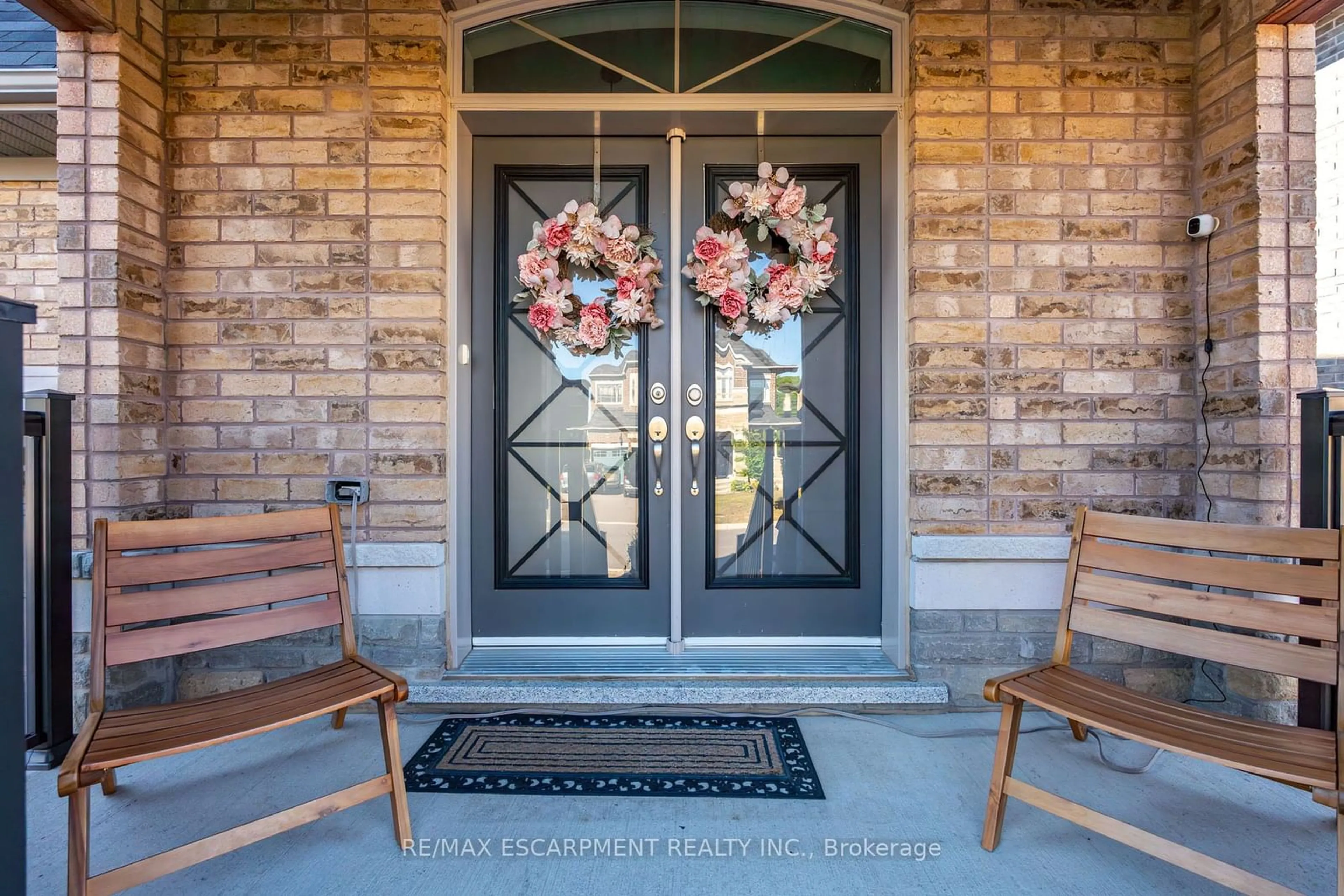 Indoor entryway for 282 Humphrey St, Hamilton Ontario L8B 1X4