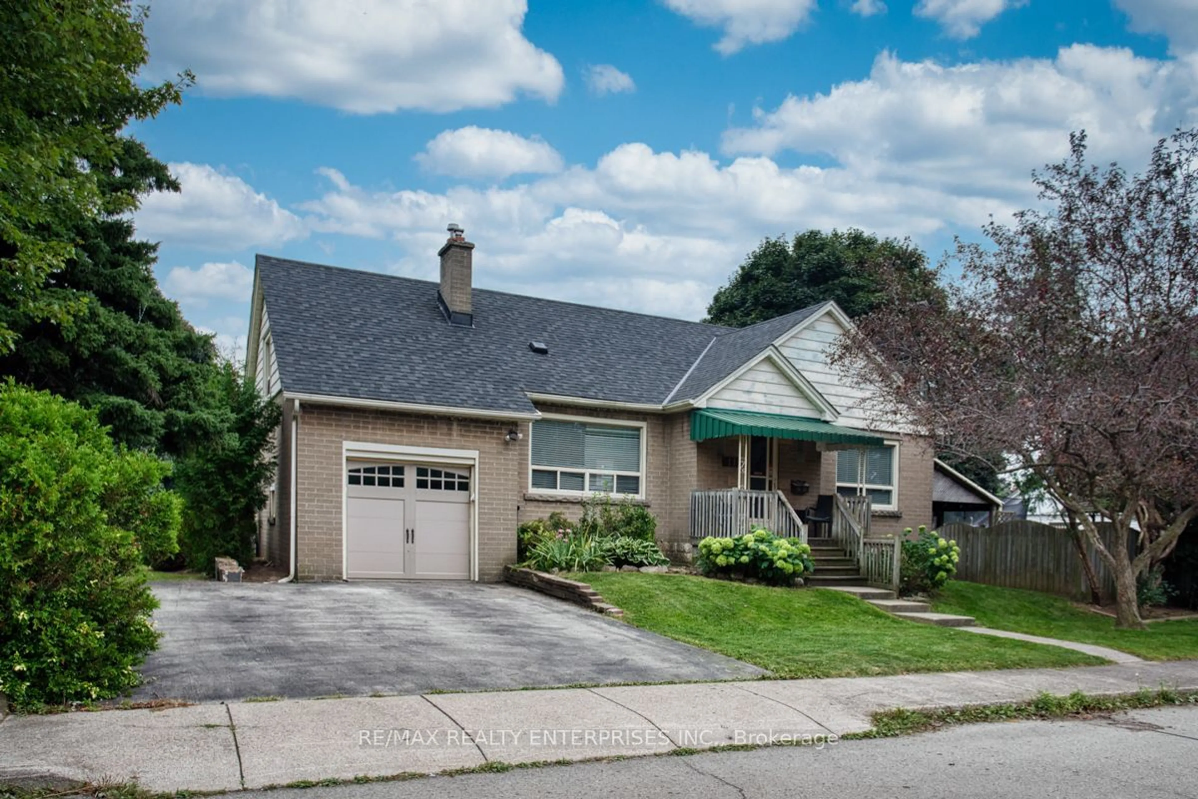 Frontside or backside of a home for 11 Green Meadow Rd, Hamilton Ontario L8T 3J3