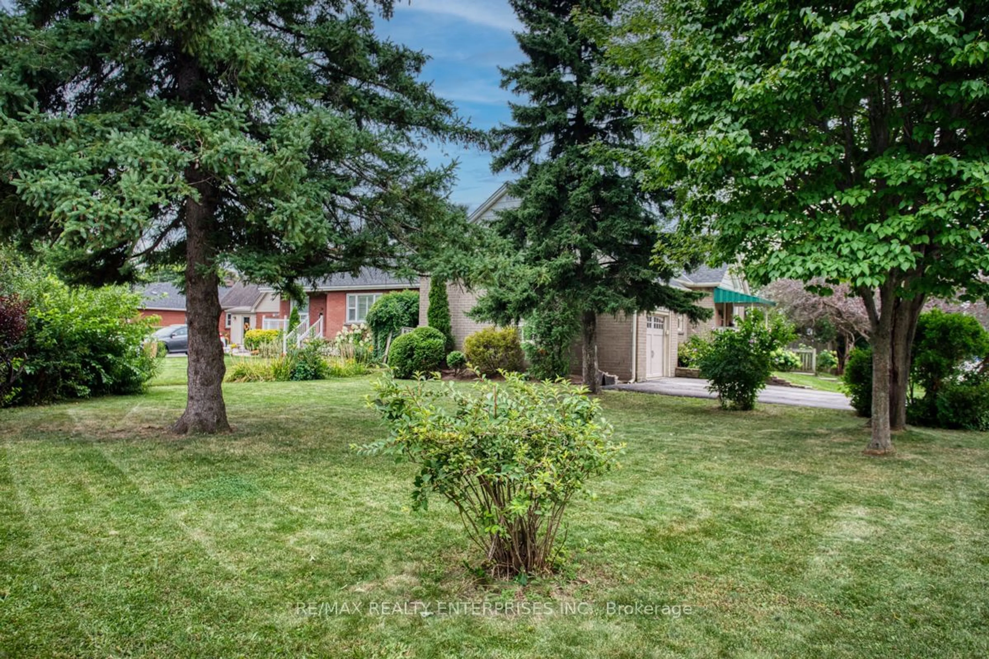 Fenced yard for 11 Green Meadow Rd, Hamilton Ontario L8T 3J3