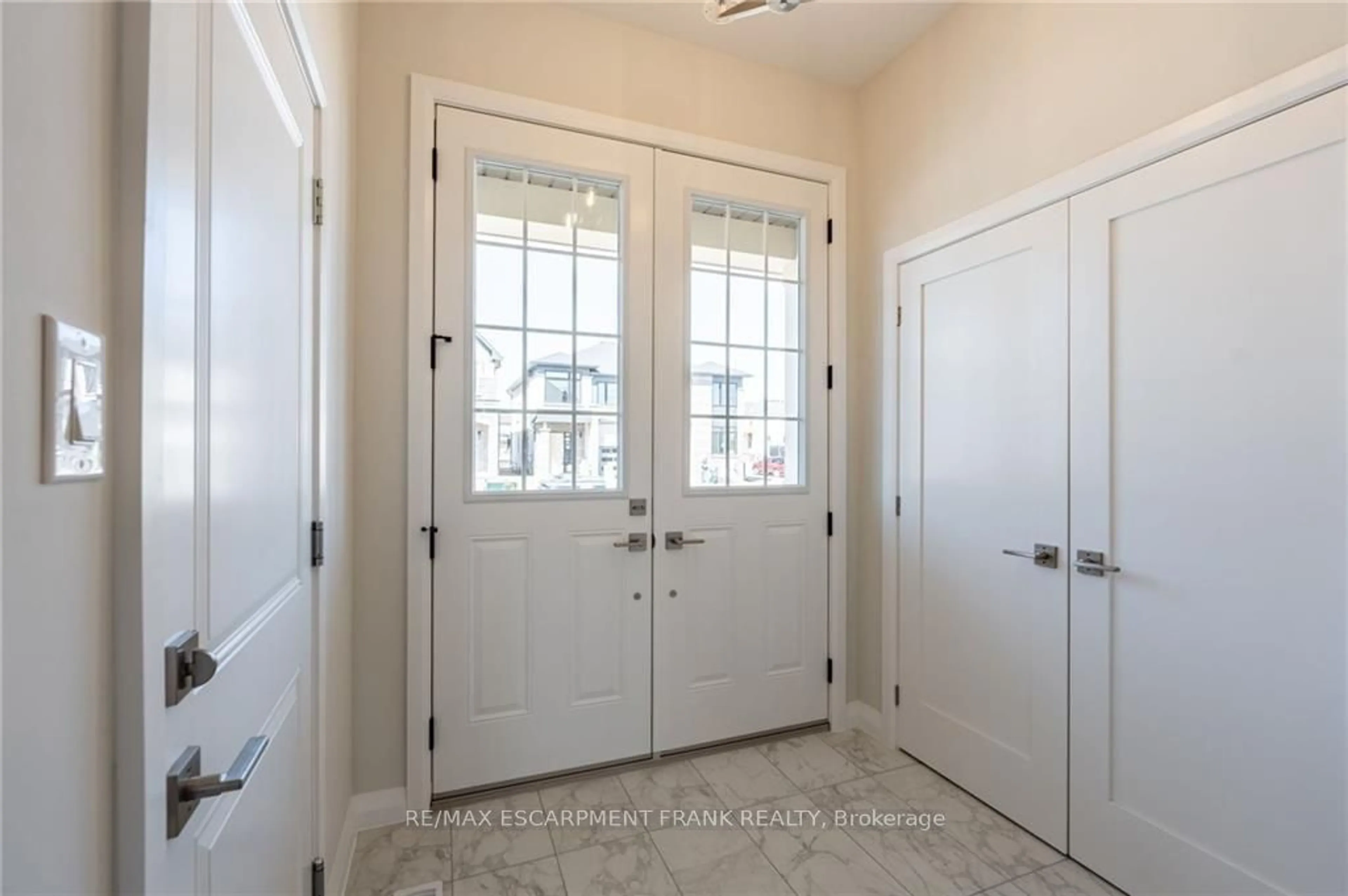 Indoor entryway for 5 Cherry Blossom Hts, Hamilton Ontario L9B 0E9