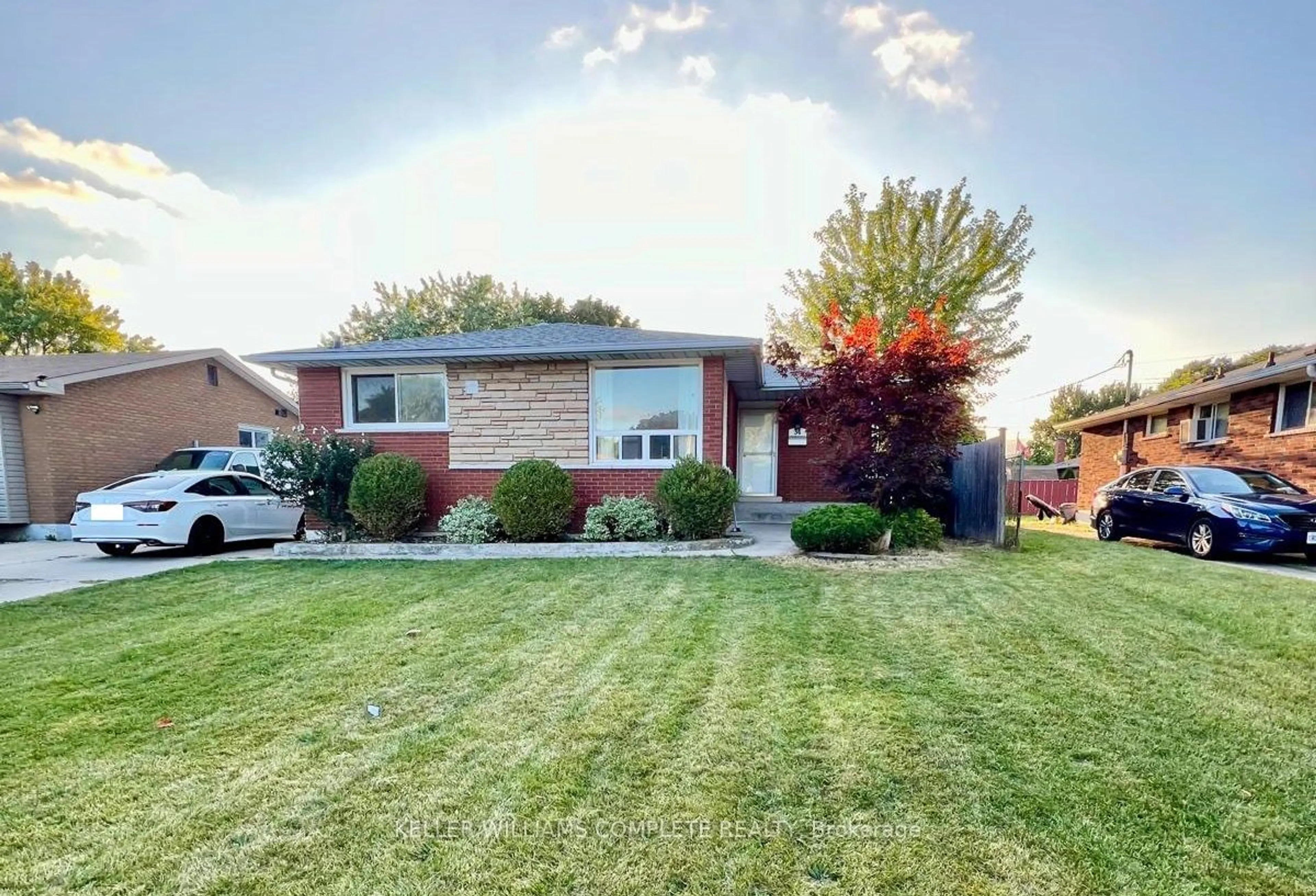 Frontside or backside of a home for 34 Redwing Rd, Hamilton Ontario L9A 3Y9