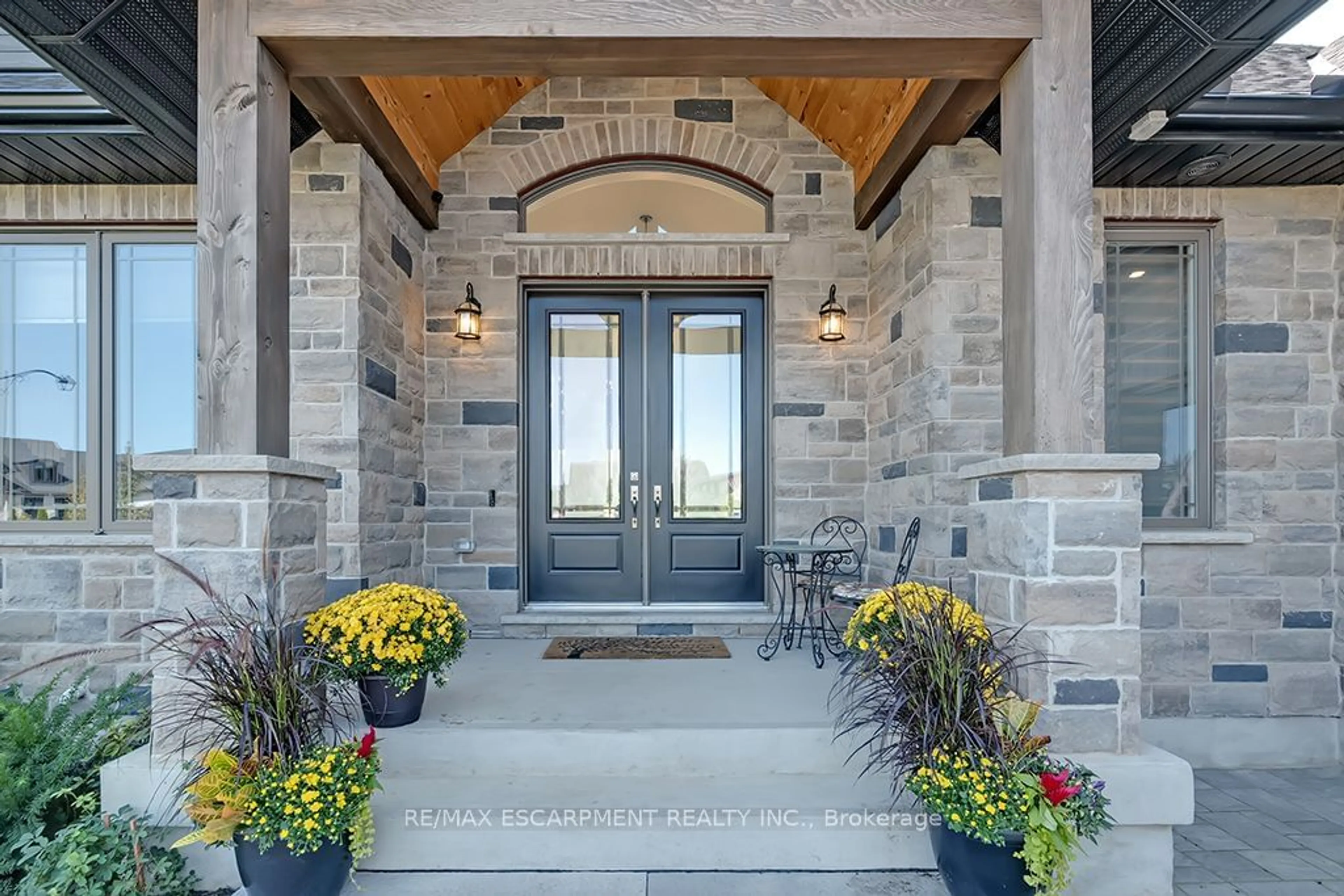 Indoor entryway, wood floors for 23 Whitcombe Way, Puslinch Ontario N0B 2C0