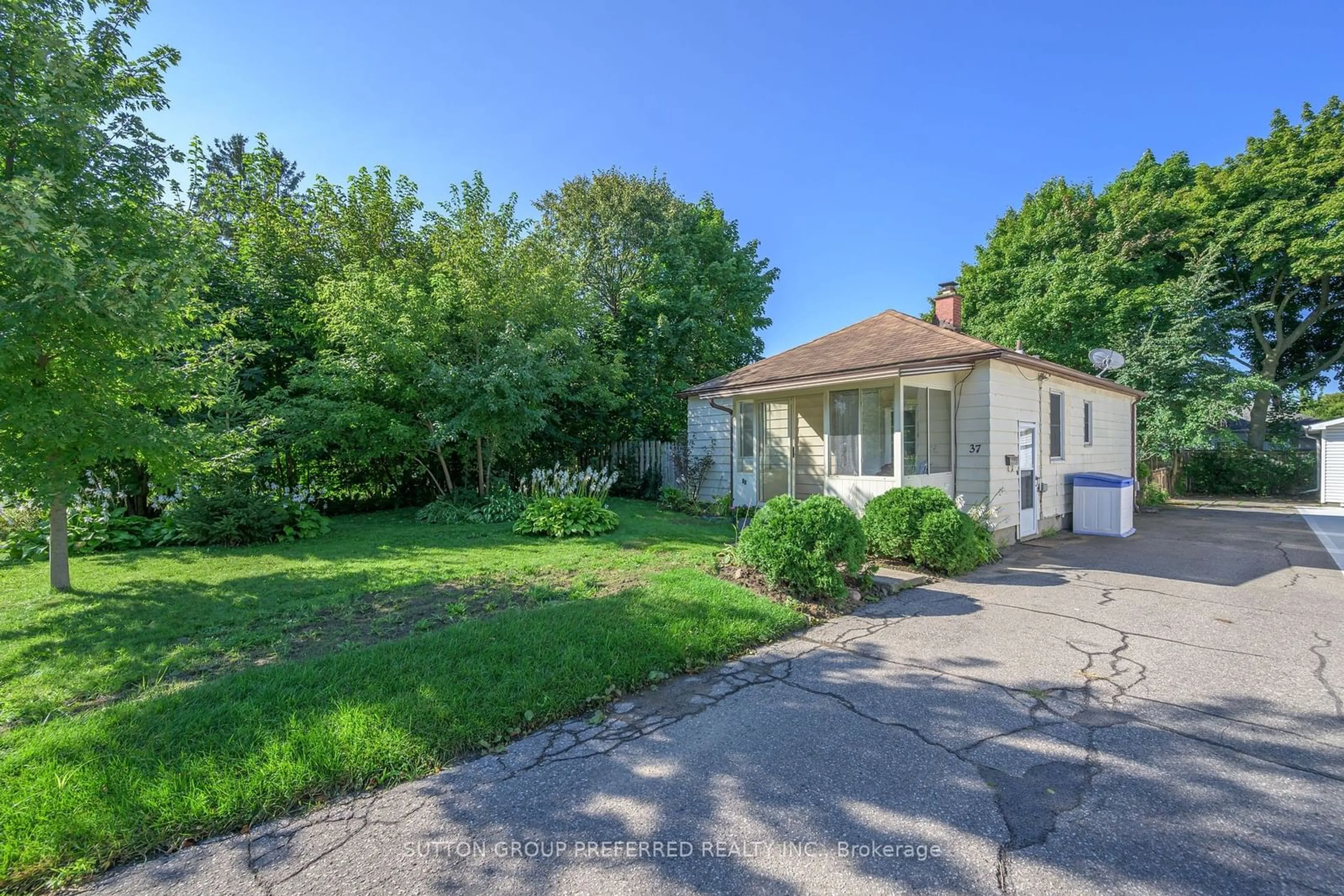 Frontside or backside of a home for 37 Apeldoorn Cres, London Ontario N5Y 2B5