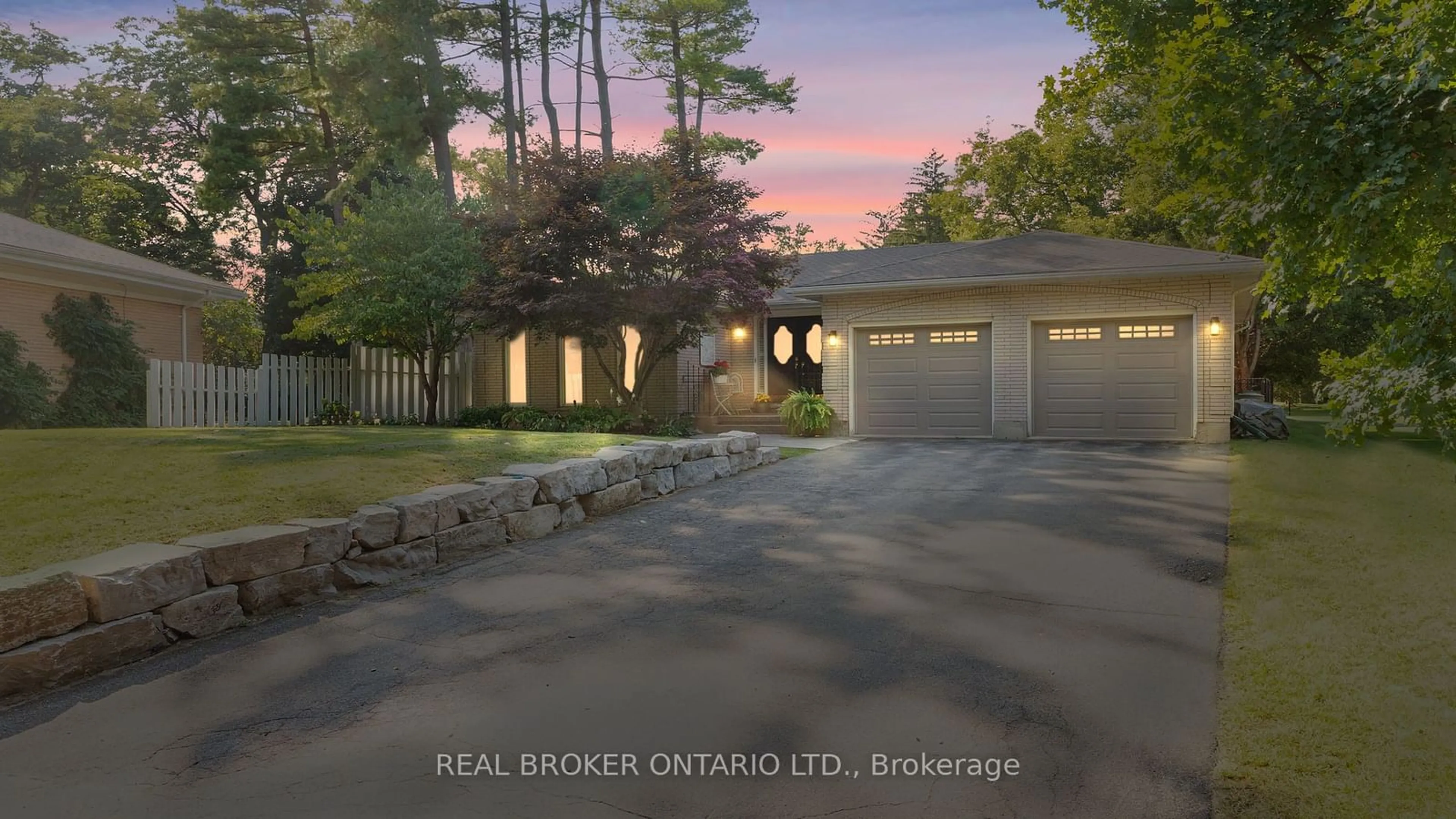 Indoor garage for 14 Pinewood Dr, Brantford Ontario N3R 1J8