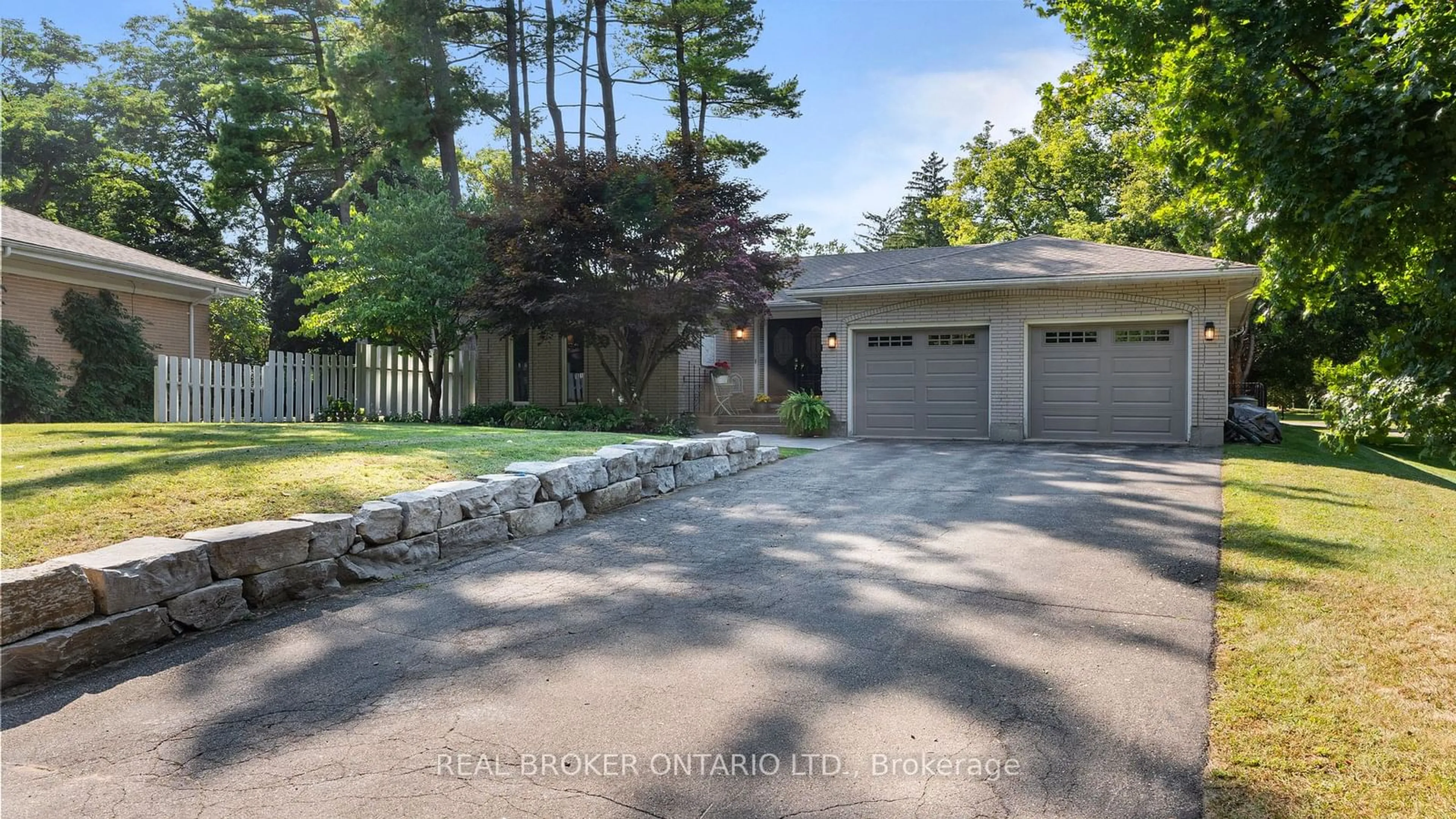 Frontside or backside of a home for 14 Pinewood Dr, Brantford Ontario N3R 1J8