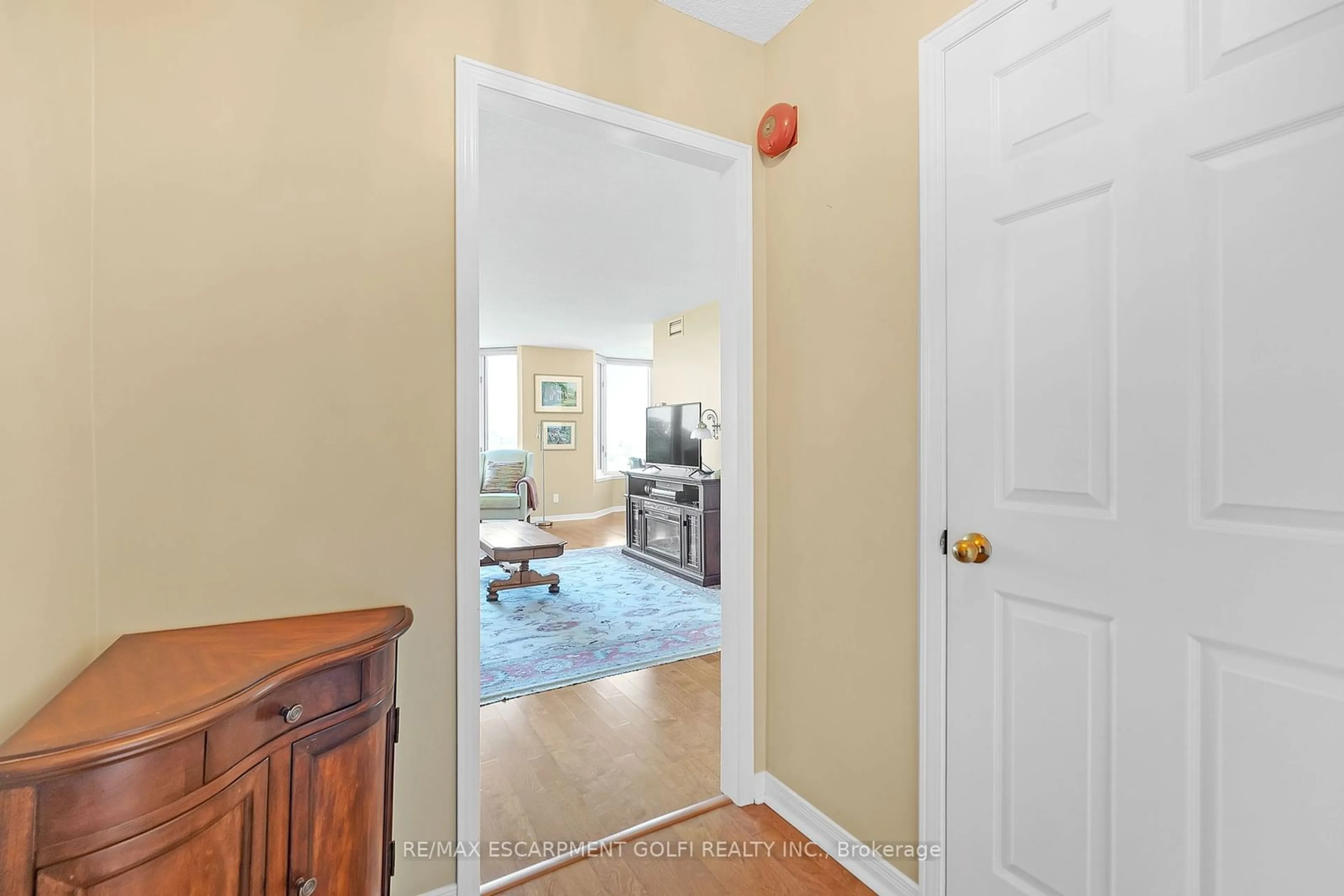 Indoor foyer for 180 Limeridge Rd #702, Hamilton Ontario L9C 7H7