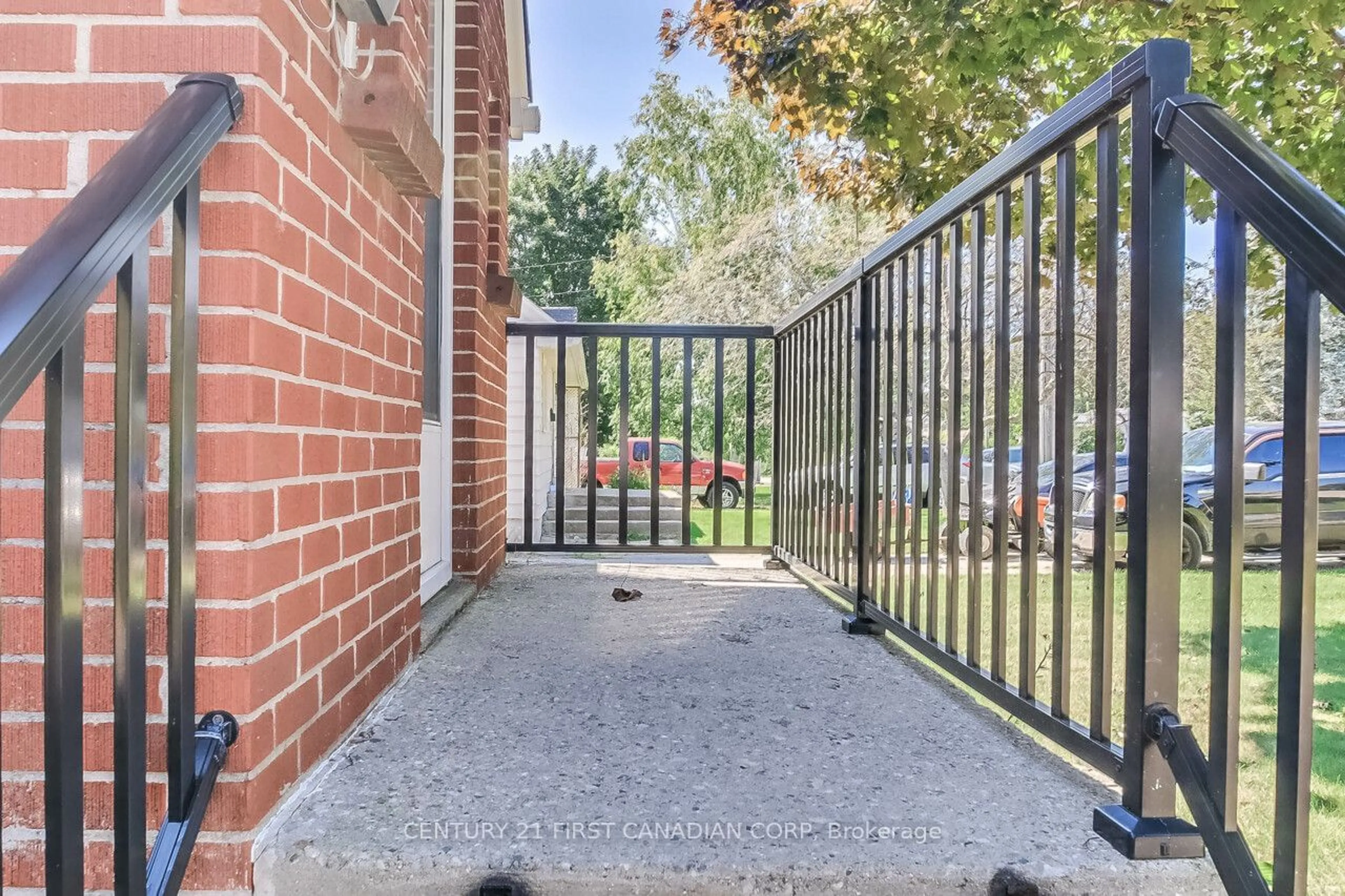 Fenced yard for 1891 Parkhurst Ave, London Ontario N5V 2C4