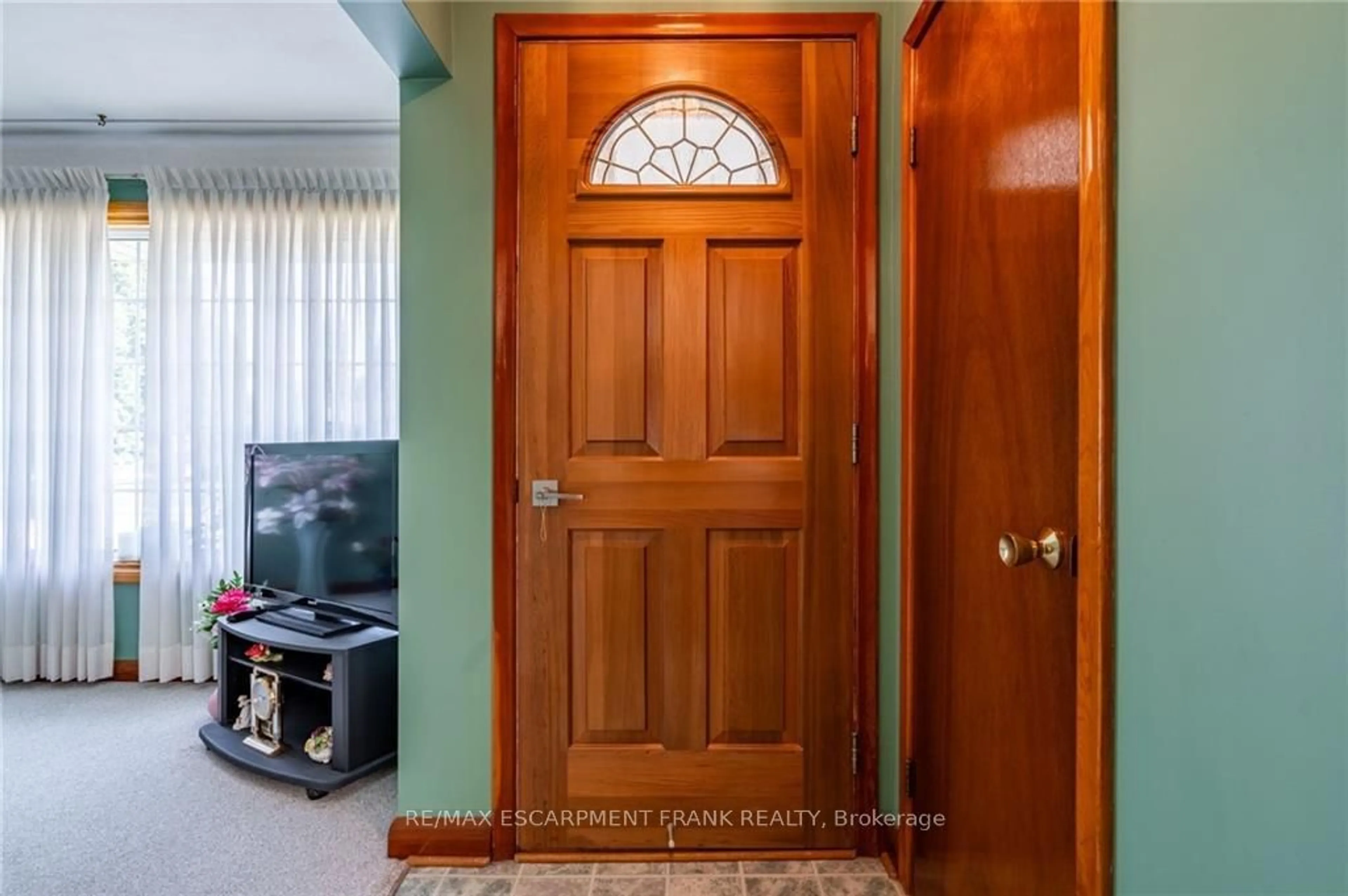 Indoor entryway for 103 South Bend Rd, Hamilton Ontario L9C 1M9