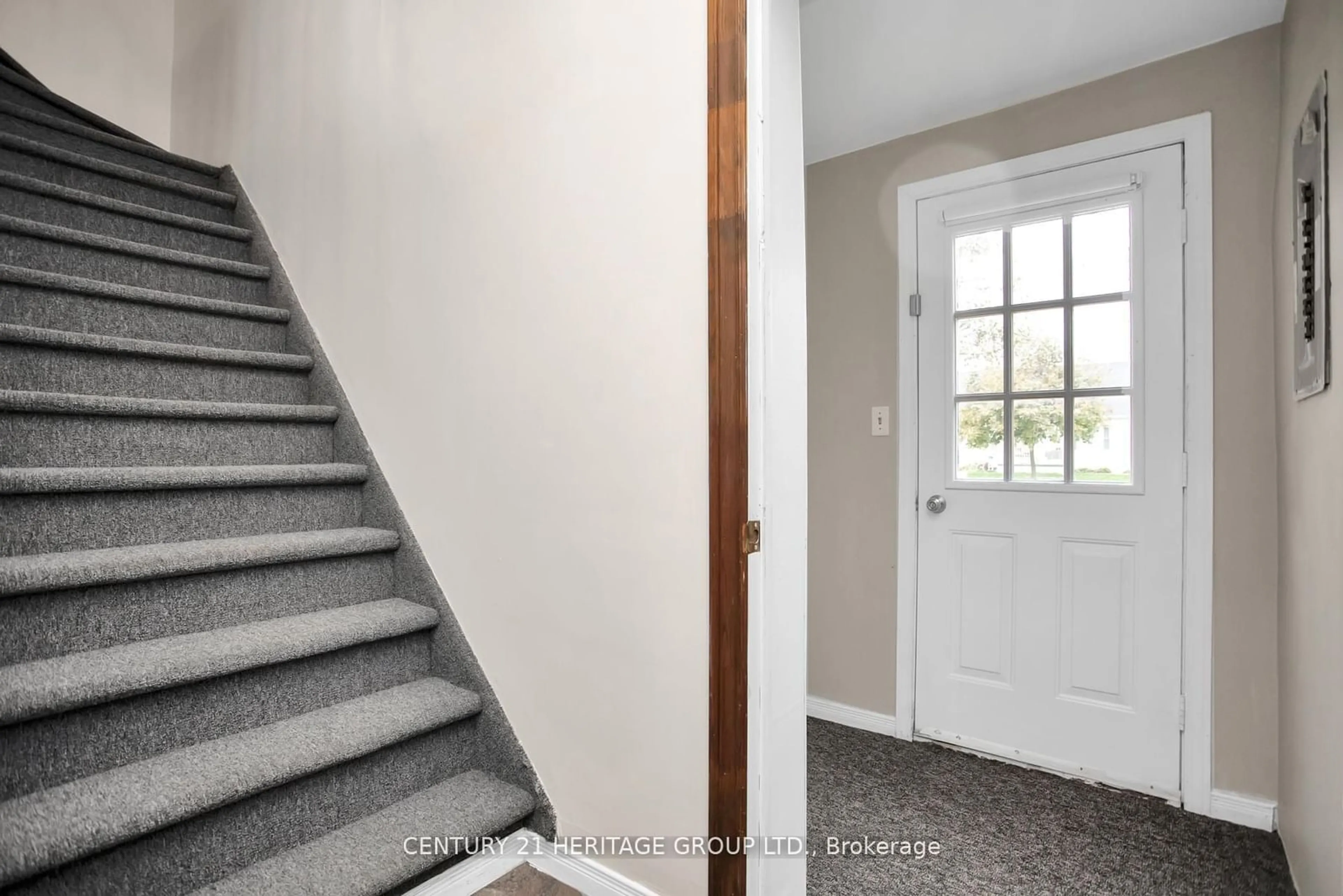 Indoor entryway, carpet floors for 279 Graham Rd, West Elgin Ontario N0L 2P0