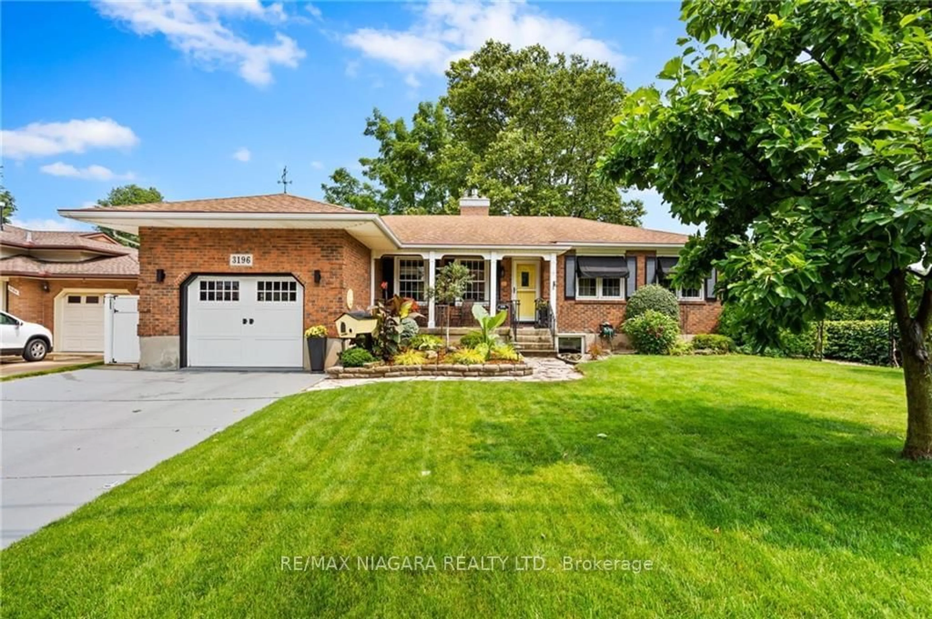 Home with brick exterior material for 3196 St. George Ave, Niagara Falls Ontario L2J 4B1