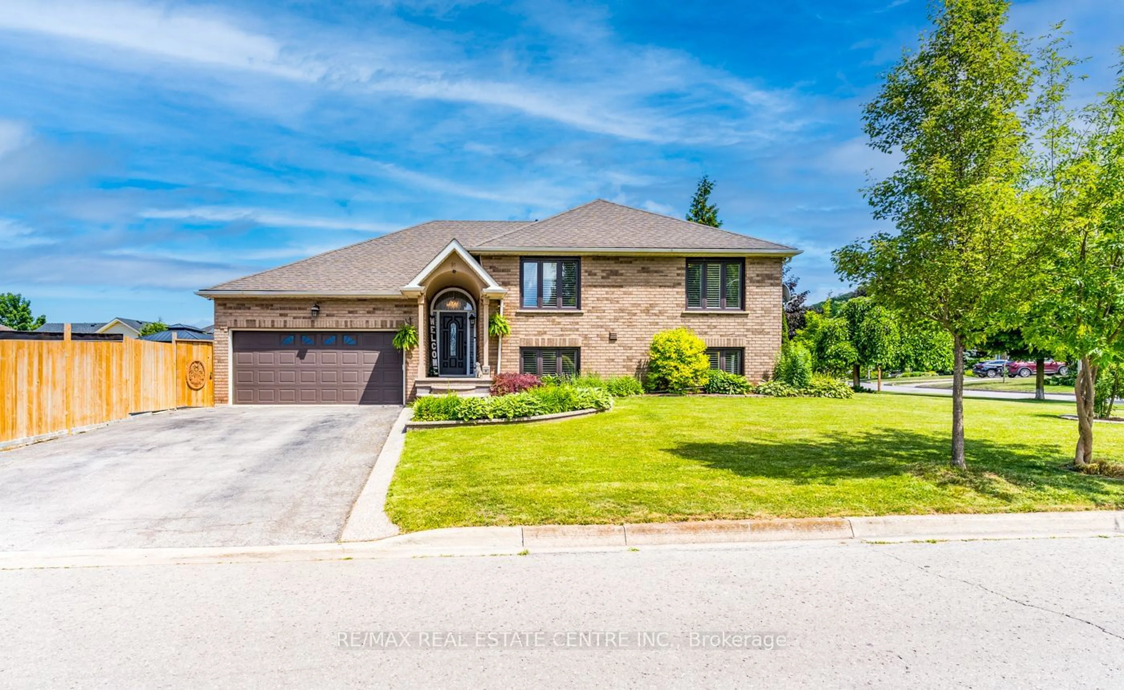 Frontside or backside of a home, the street view for 91 Hedge Lawn Dr, Grimsby Ontario L3M 5H4