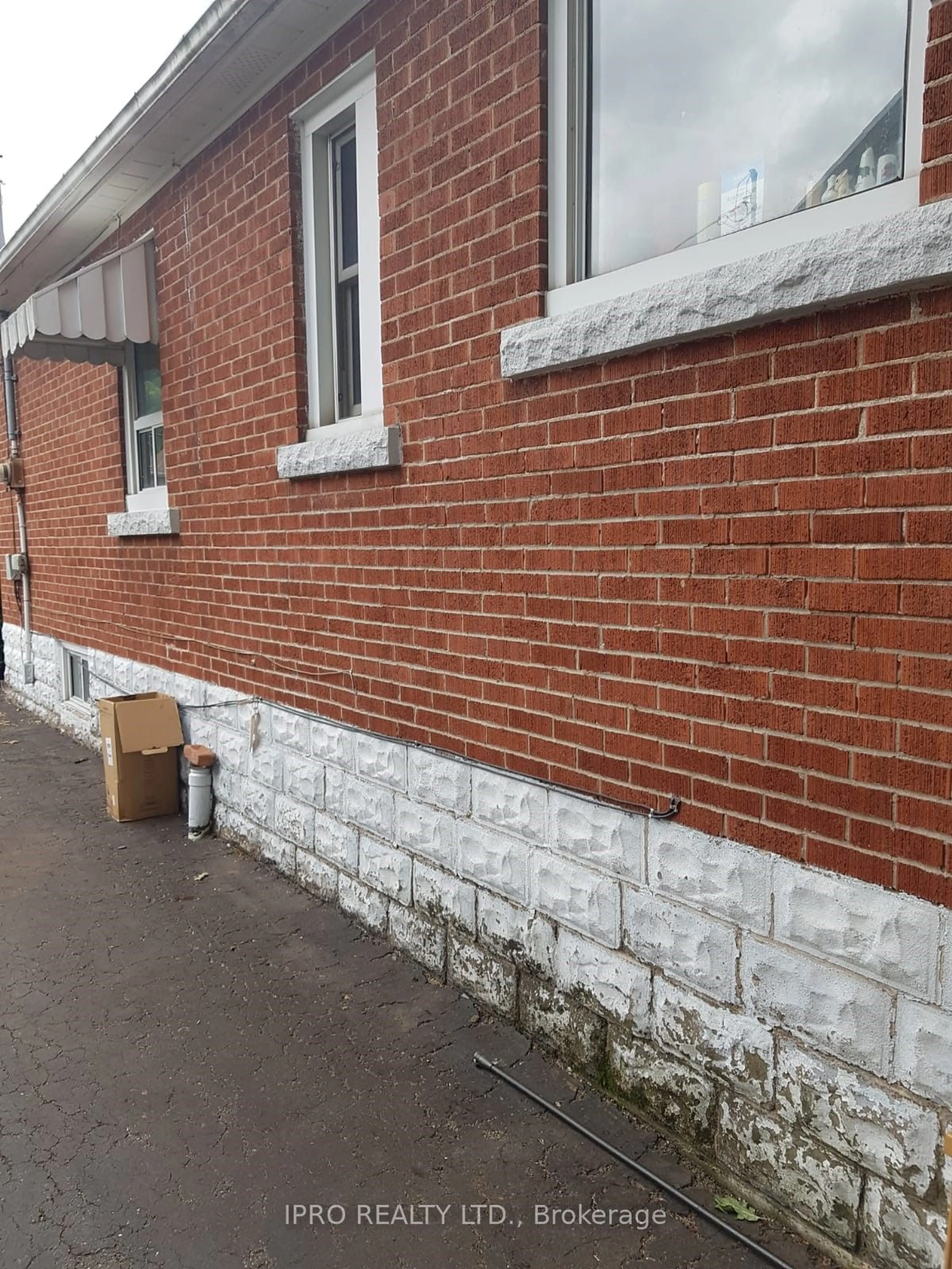 Home with brick exterior material for 119 Rosedale Ave, Hamilton Ontario L8K 4N3