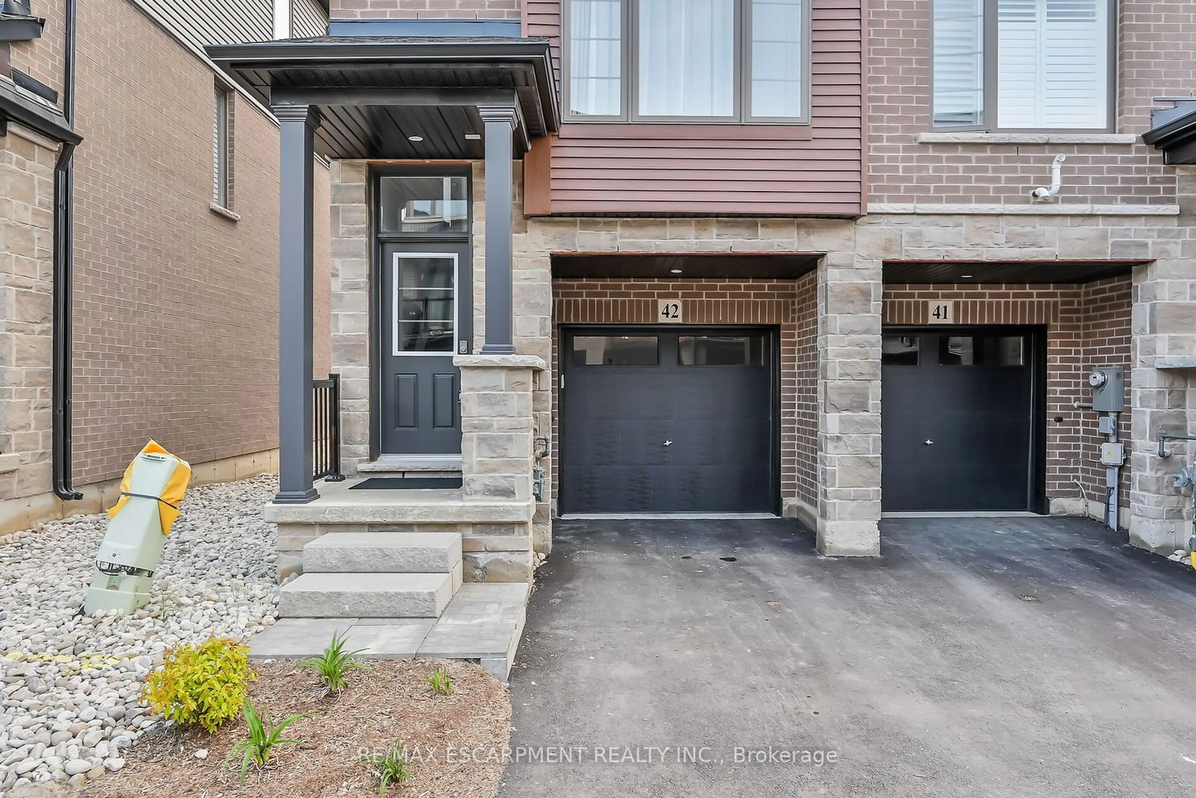 Home with brick exterior material for 61 Soho St #42, Hamilton Ontario L8J 0M6