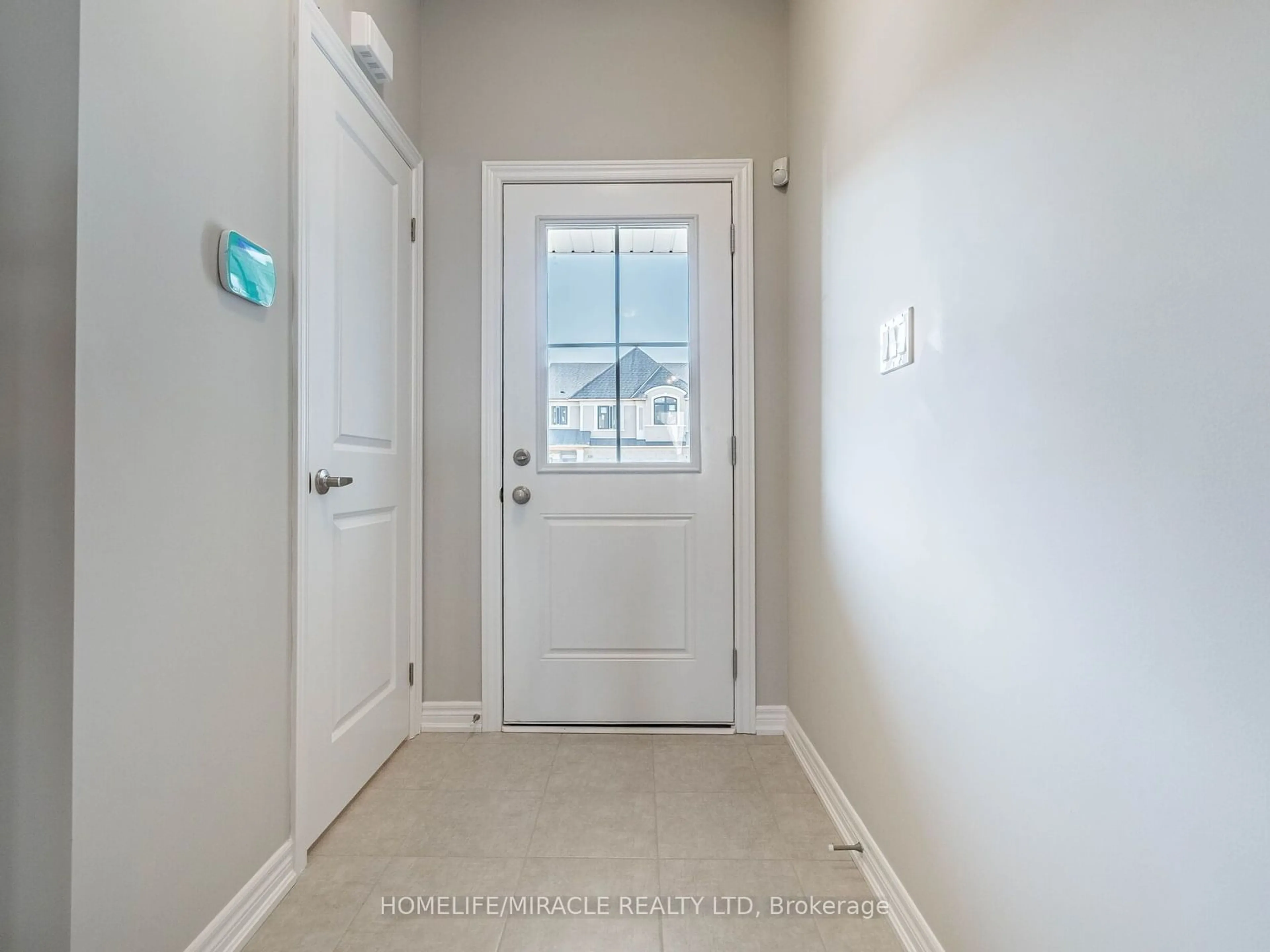 Indoor entryway for 140 Aquasanta Cres, Hamilton Ontario L9B 0J8