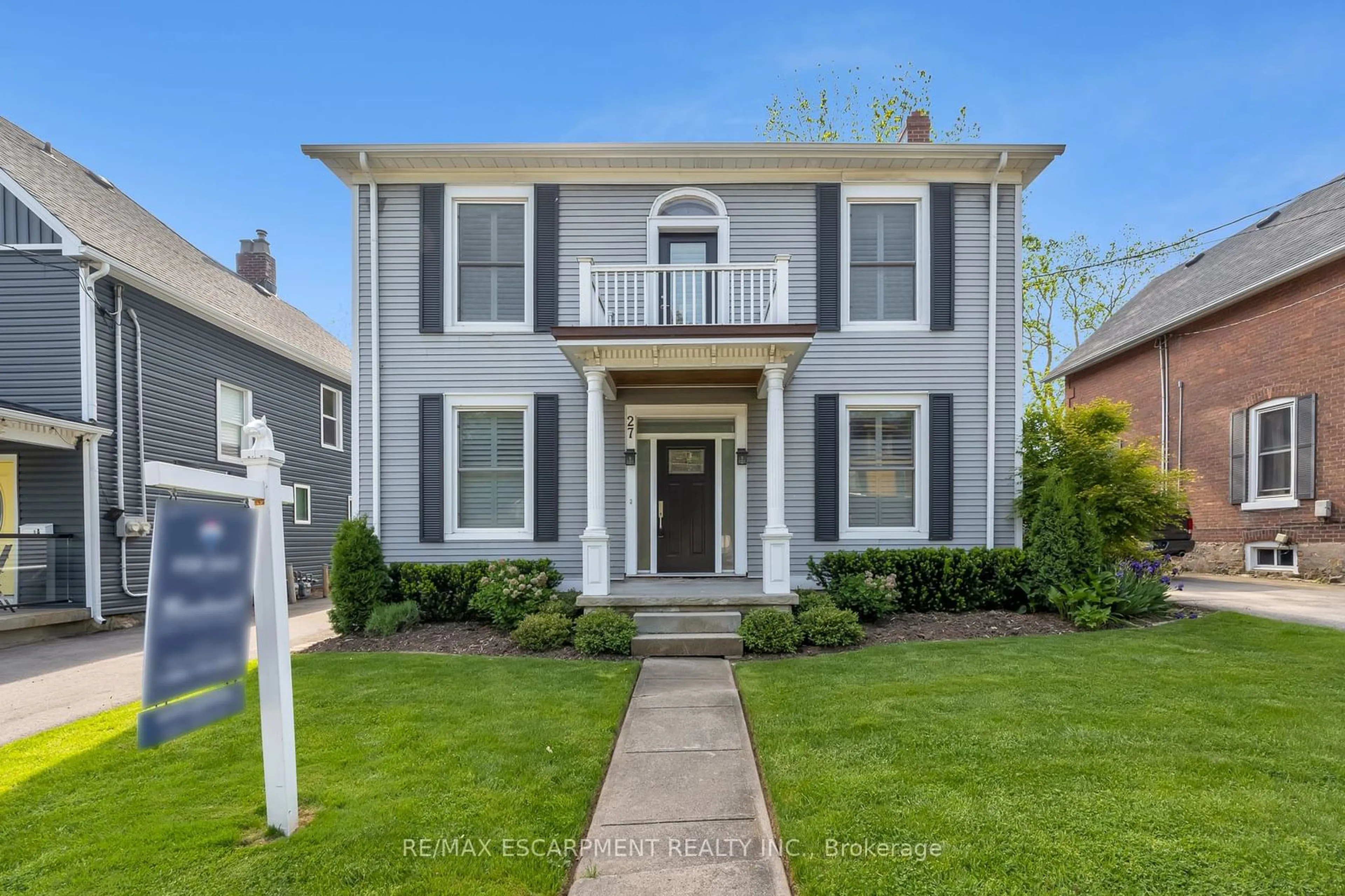 Frontside or backside of a home, the street view for 27 Mountain St, Grimsby Ontario L3M 3J9