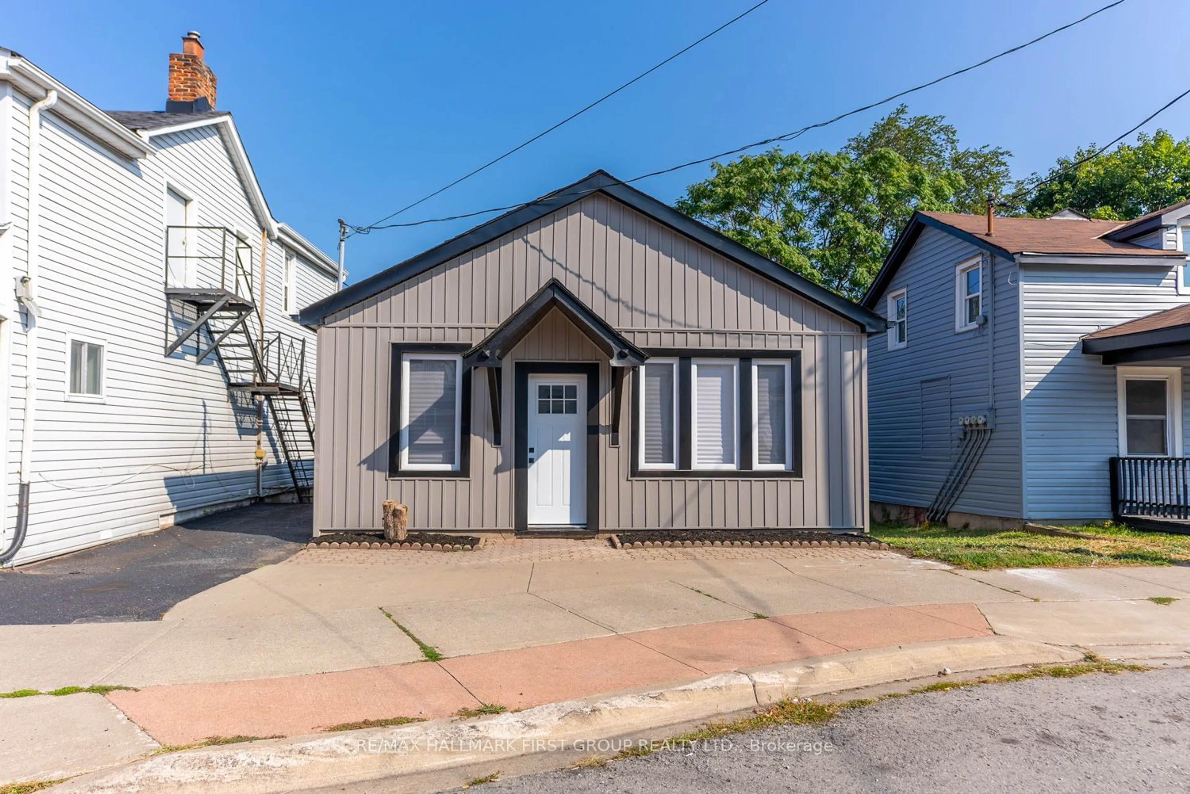 A pic from exterior of the house or condo, cottage for 53 Queenston St, St. Catharines Ontario L2R 2Z1