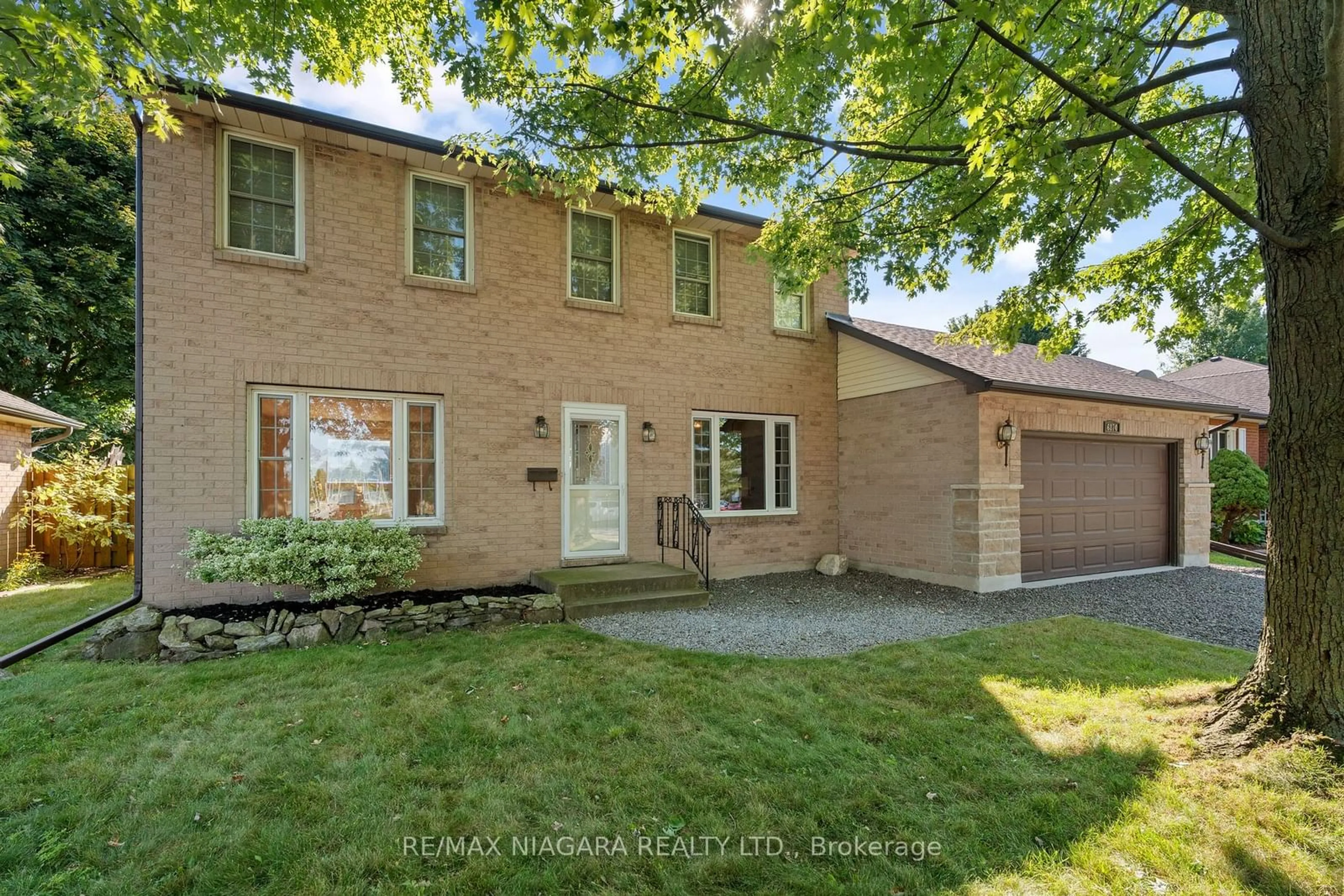 Home with brick exterior material for 6870 Buckingham Dr, Niagara Falls Ontario L2H 2R9