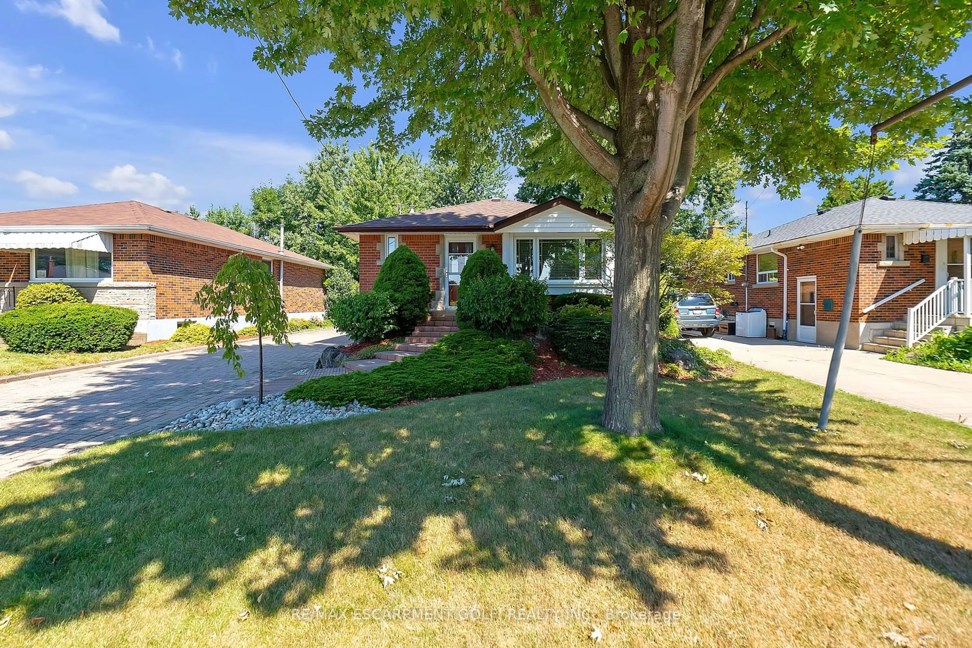 Street view for 106 Fernwood Cres, Hamilton Ontario L8T 3L3