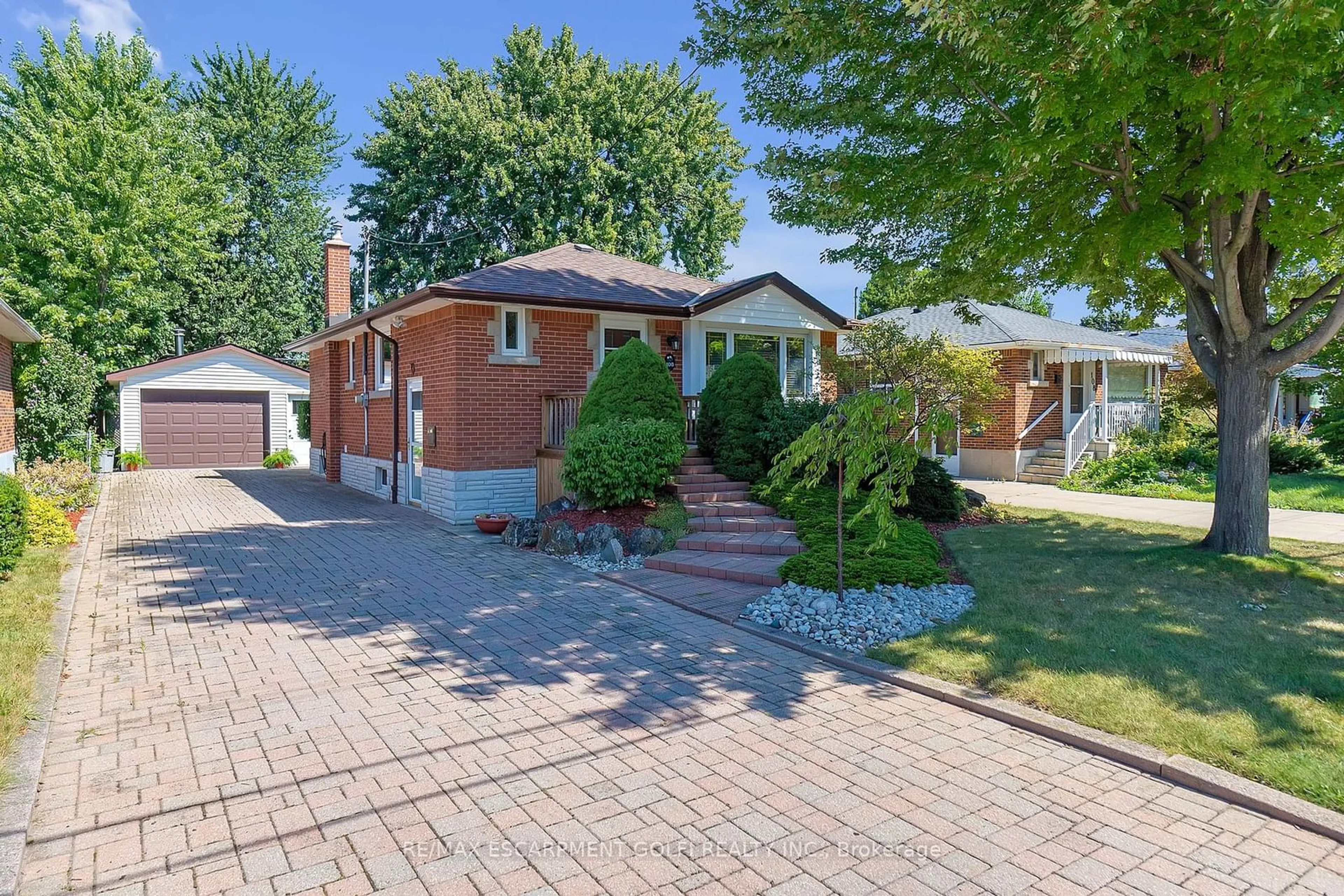 Home with brick exterior material for 106 Fernwood Cres, Hamilton Ontario L8T 3L3