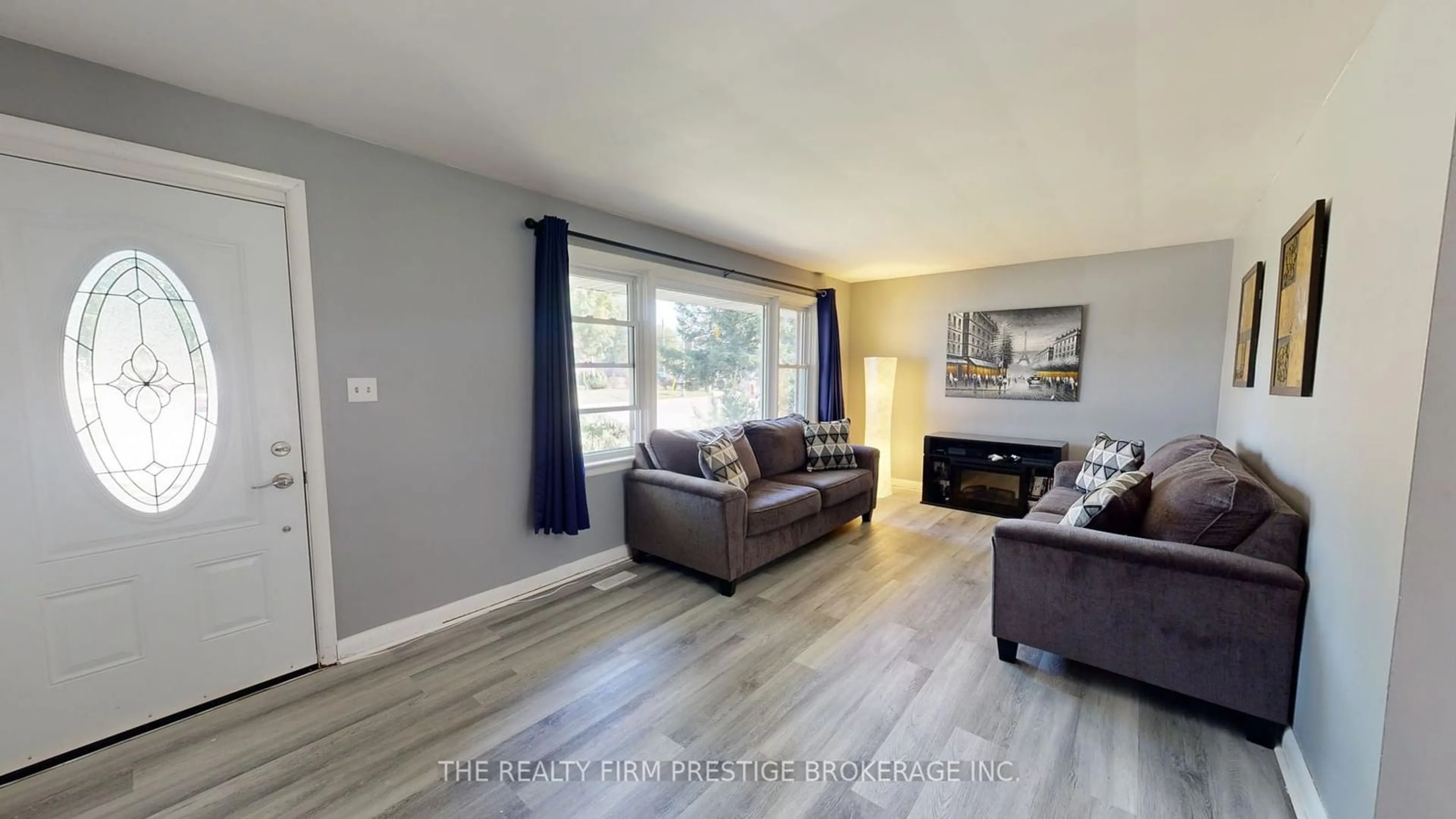 Living room, wood floors for 167 Chestnut St, St. Thomas Ontario N5R 2B3