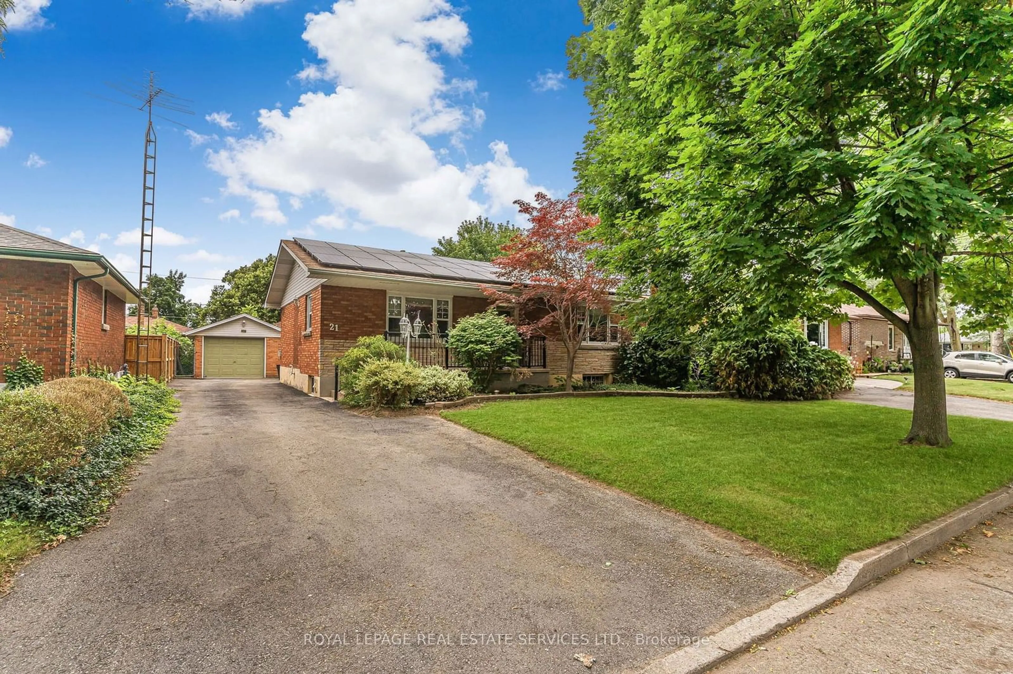 Frontside or backside of a home for 21 Chalmers St, St. Catharines Ontario L2M 5C7