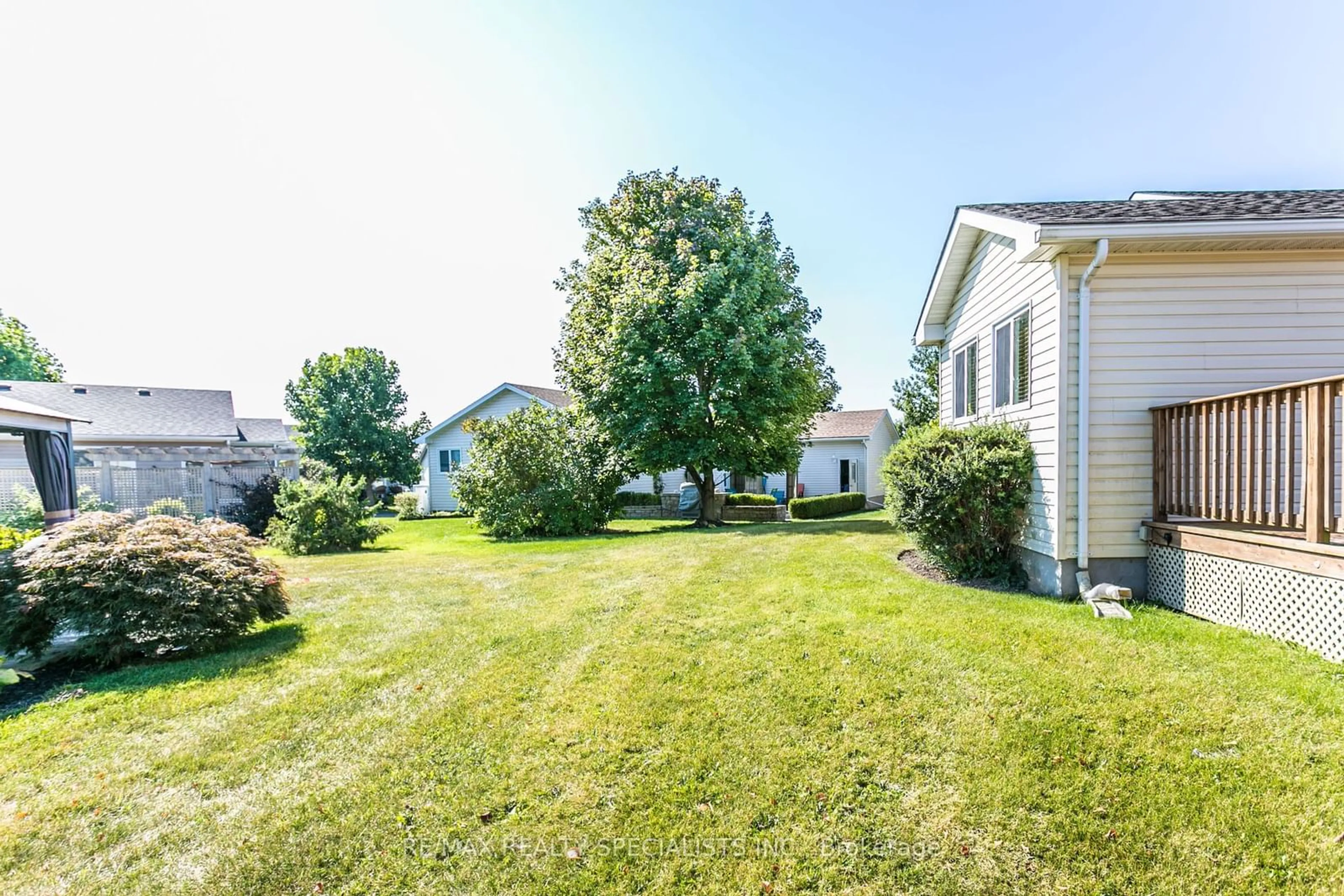 A pic from outside/outdoor area/front of a property/back of a property/a pic from drone, water/lake/river/ocean view for 135 Glenariff Dr, Hamilton Ontario L8B 1A5