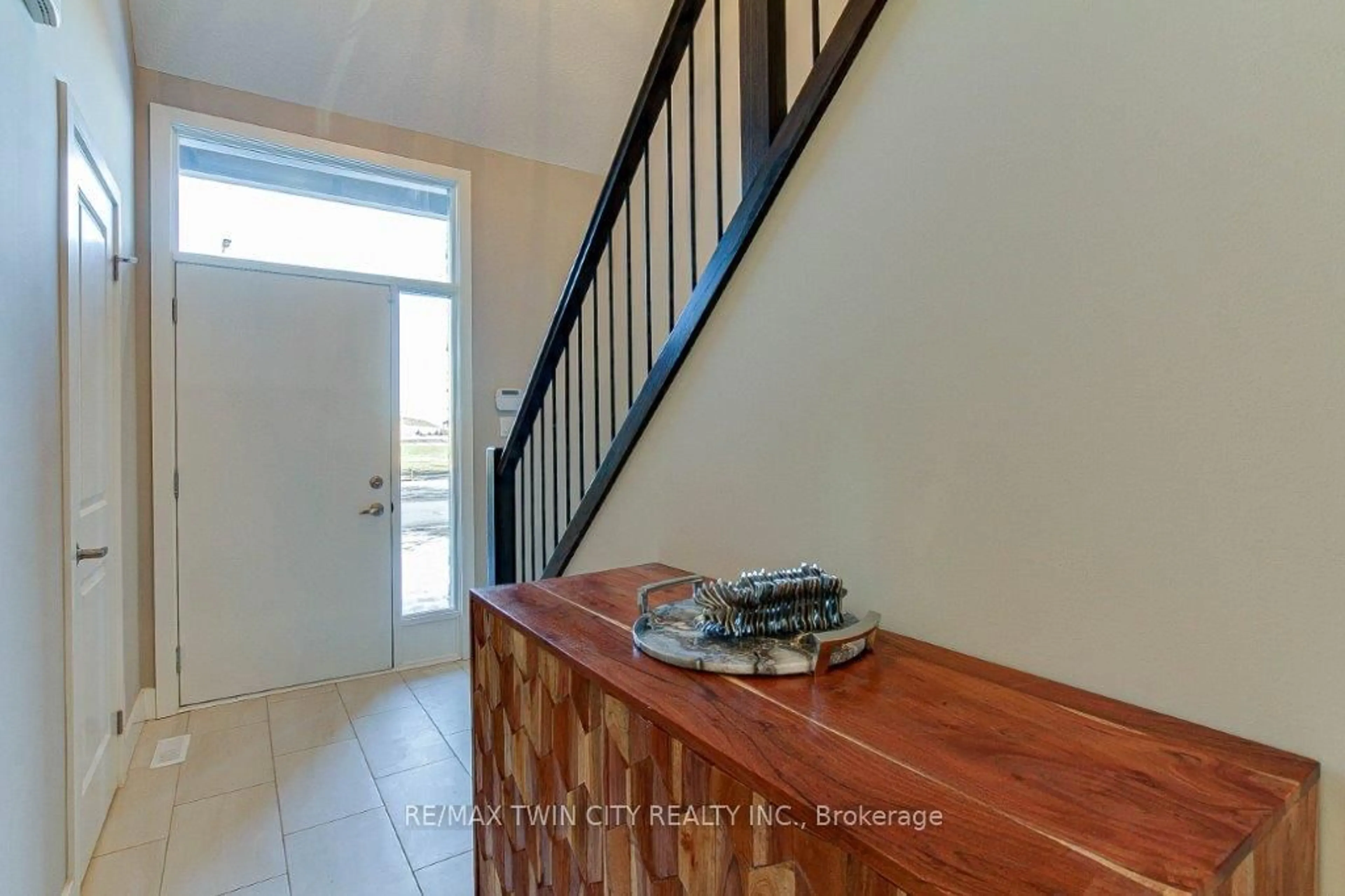 Indoor foyer for 2084 Evans Blvd, London Ontario N6M 0A1