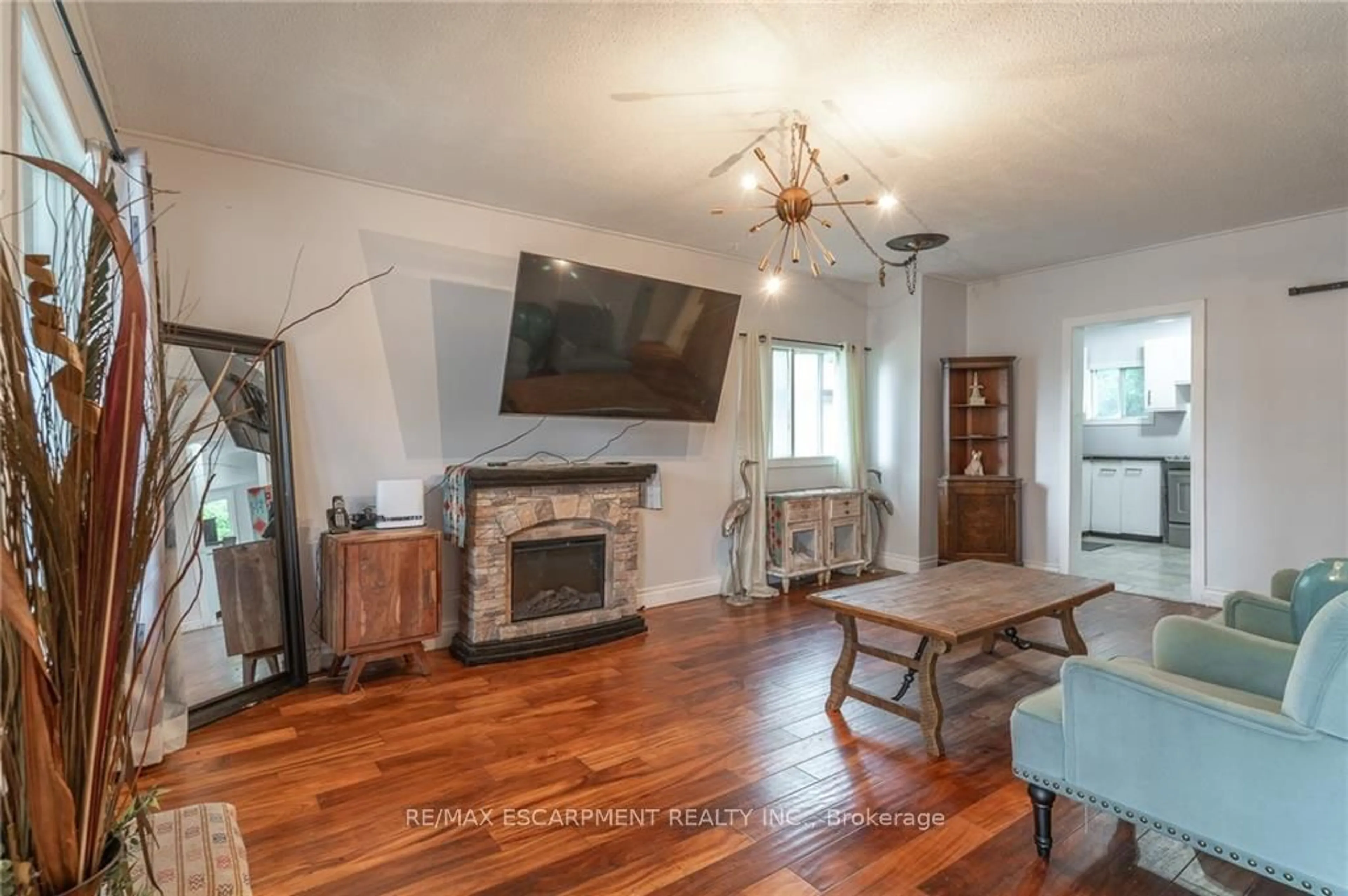 Living room, wood floors for 15 Agnes St, Hamilton Ontario L8H 4H1