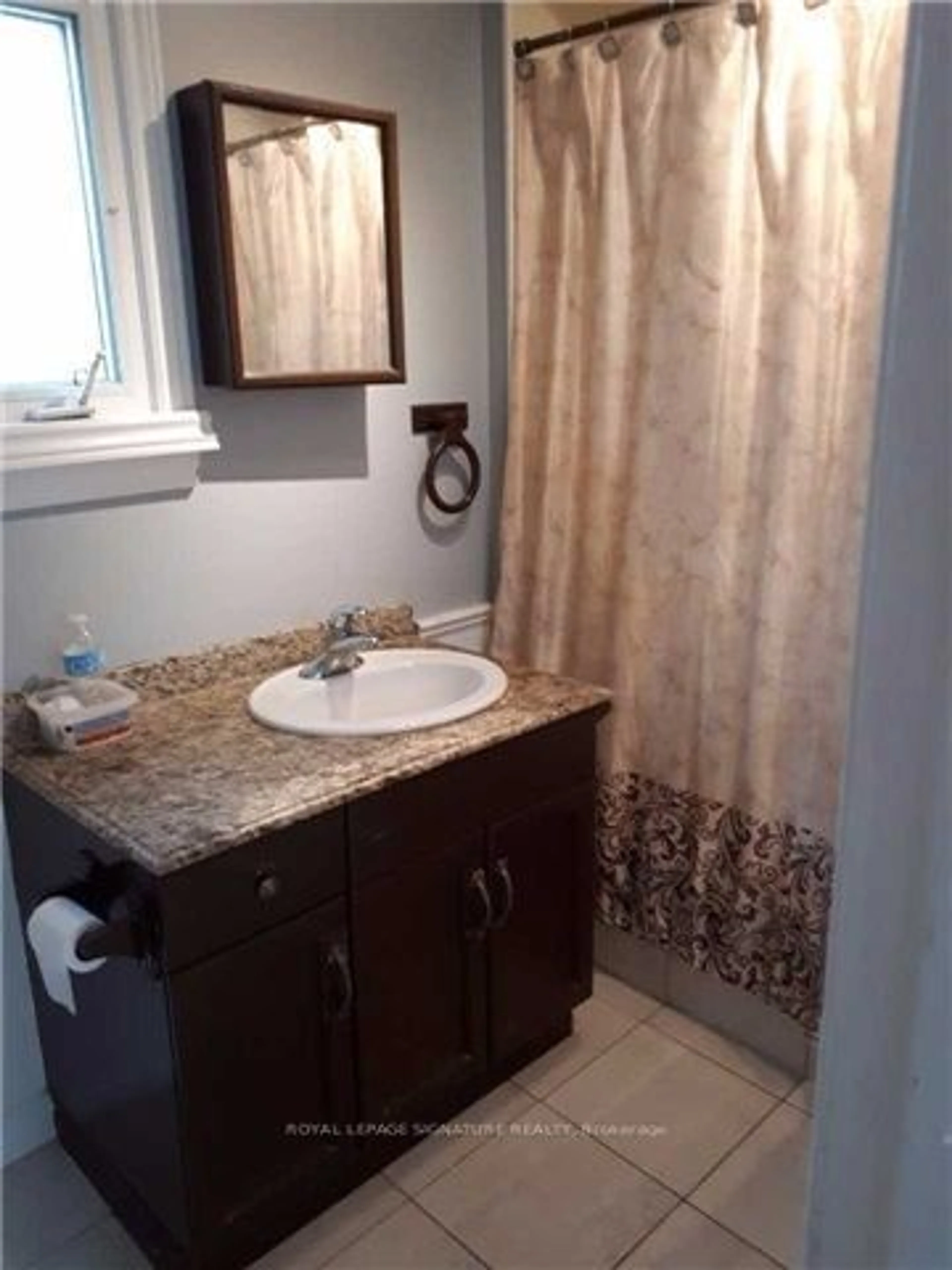 Standard bathroom for 21 Rice Rd, Welland Ontario L3C 2V4