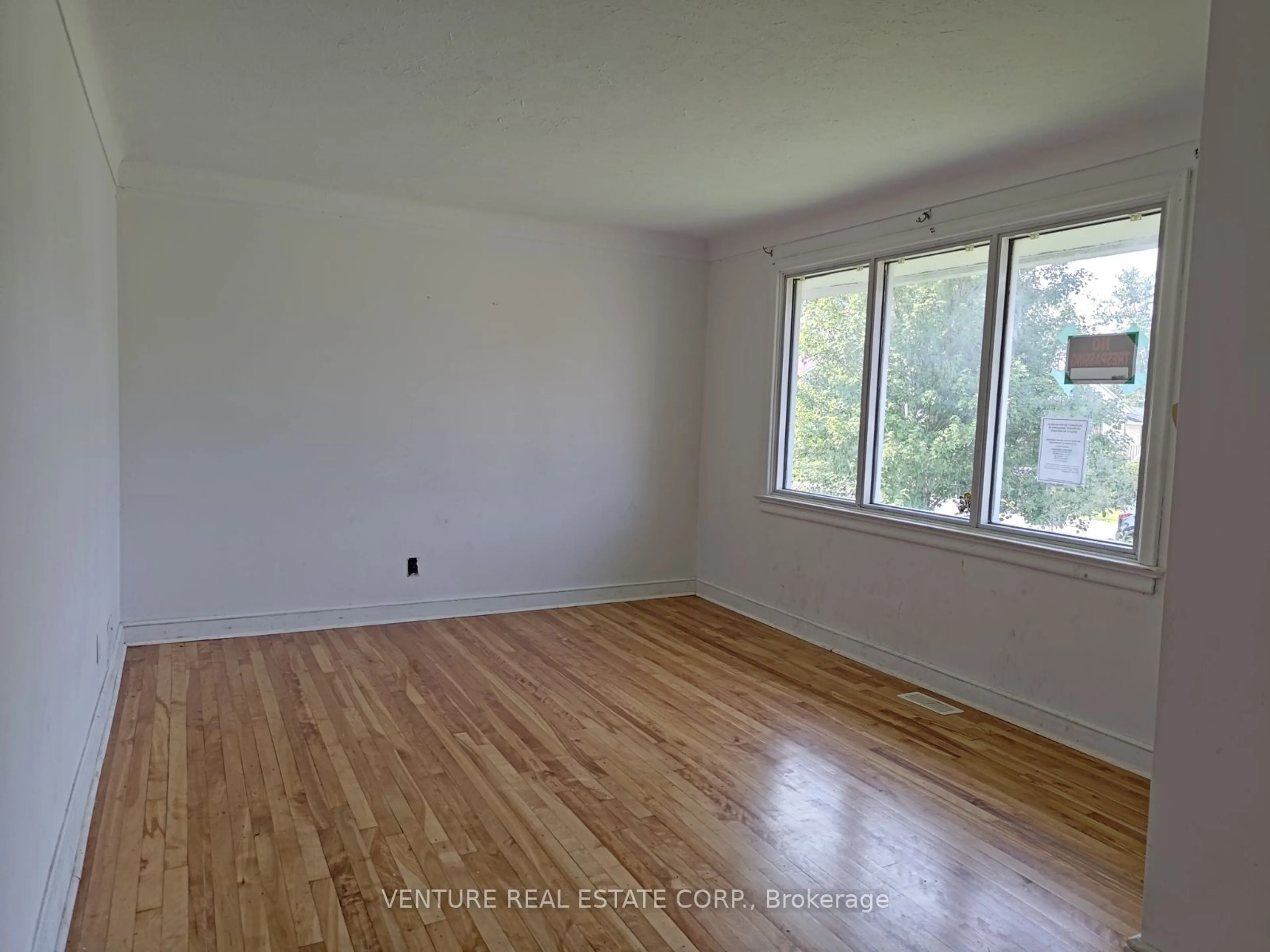 A pic of a room for 2647 Ayers Ave, Ottawa Ontario K1V 7W7