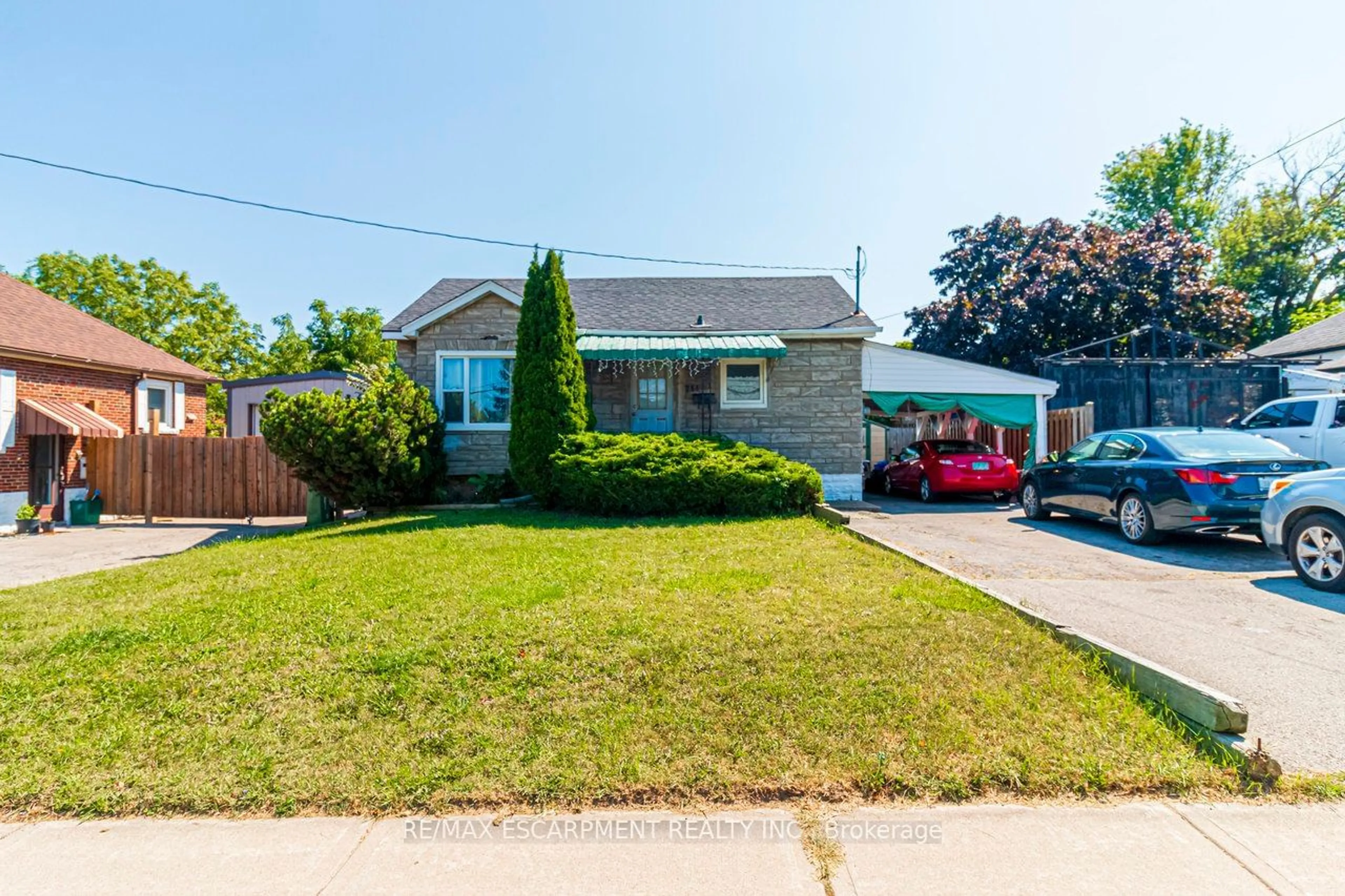 Frontside or backside of a home for 711 Upper Wellington St, Hamilton Ontario L9A 3R3