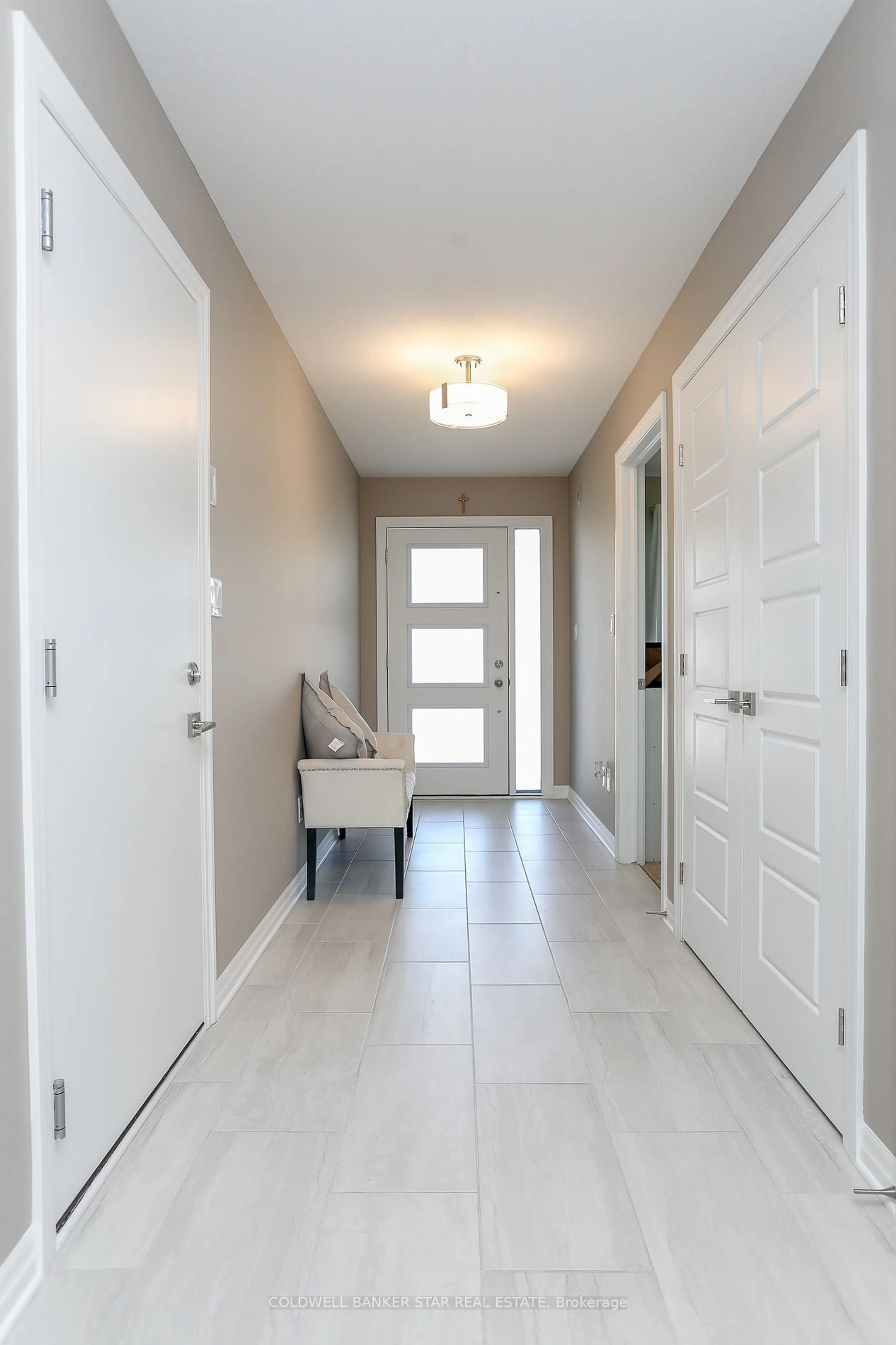 Indoor entryway, wood floors for 23 Feathers Crossing, St. Thomas Ontario N5R 0M4