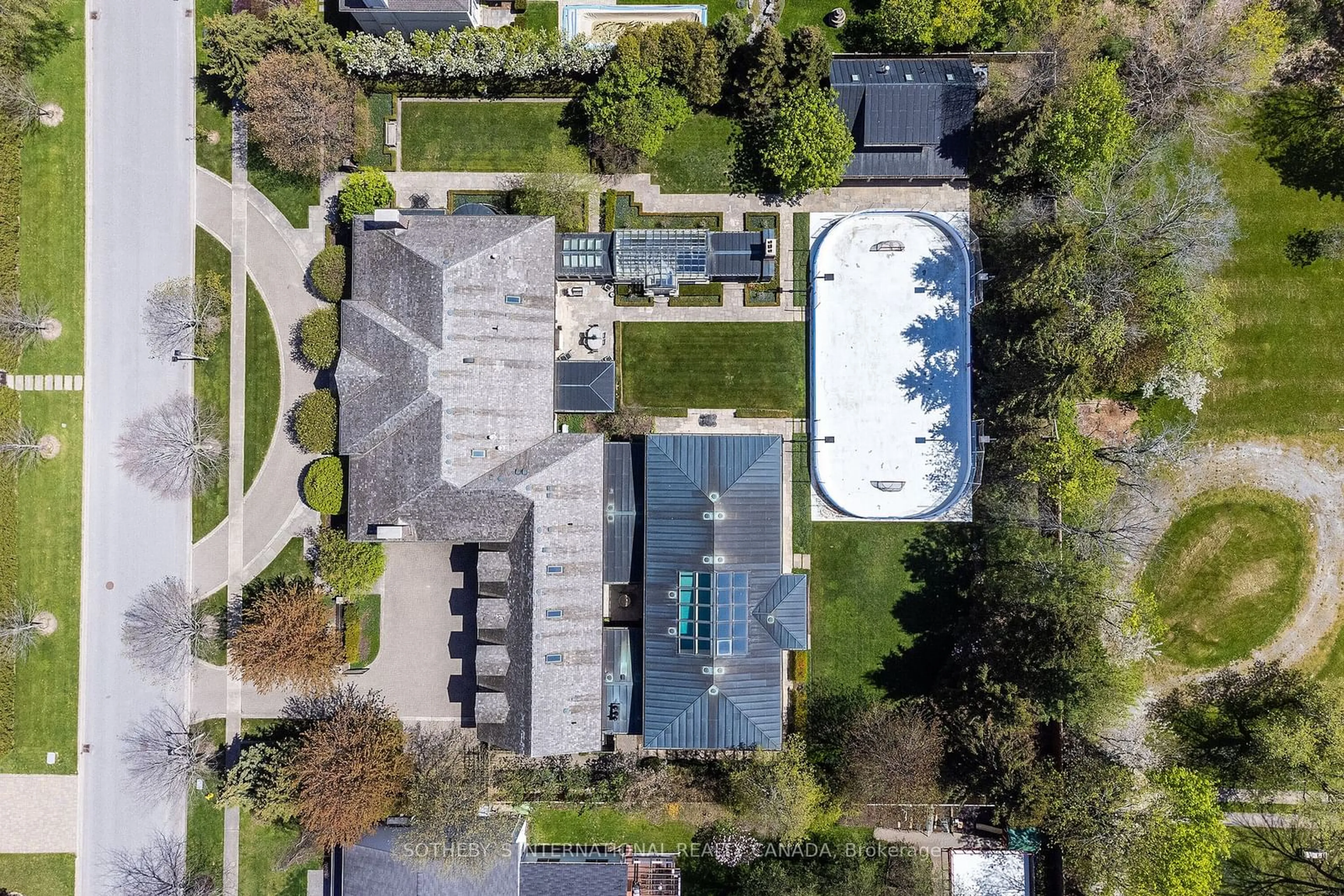 Indoor or outdoor pool for 472 Gage St, Niagara-on-the-Lake Ontario L0S 1J0