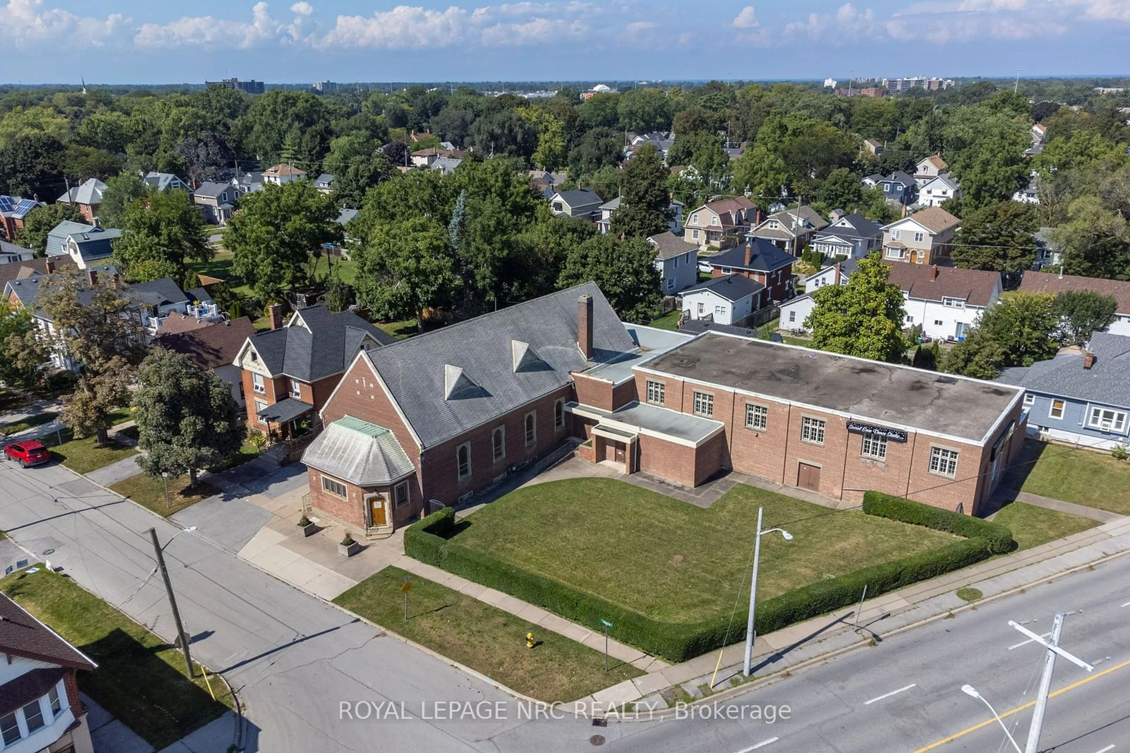 A pic from exterior of the house or condo, the street view for 103 Maple St, St. Catharines Ontario L2R 2B4