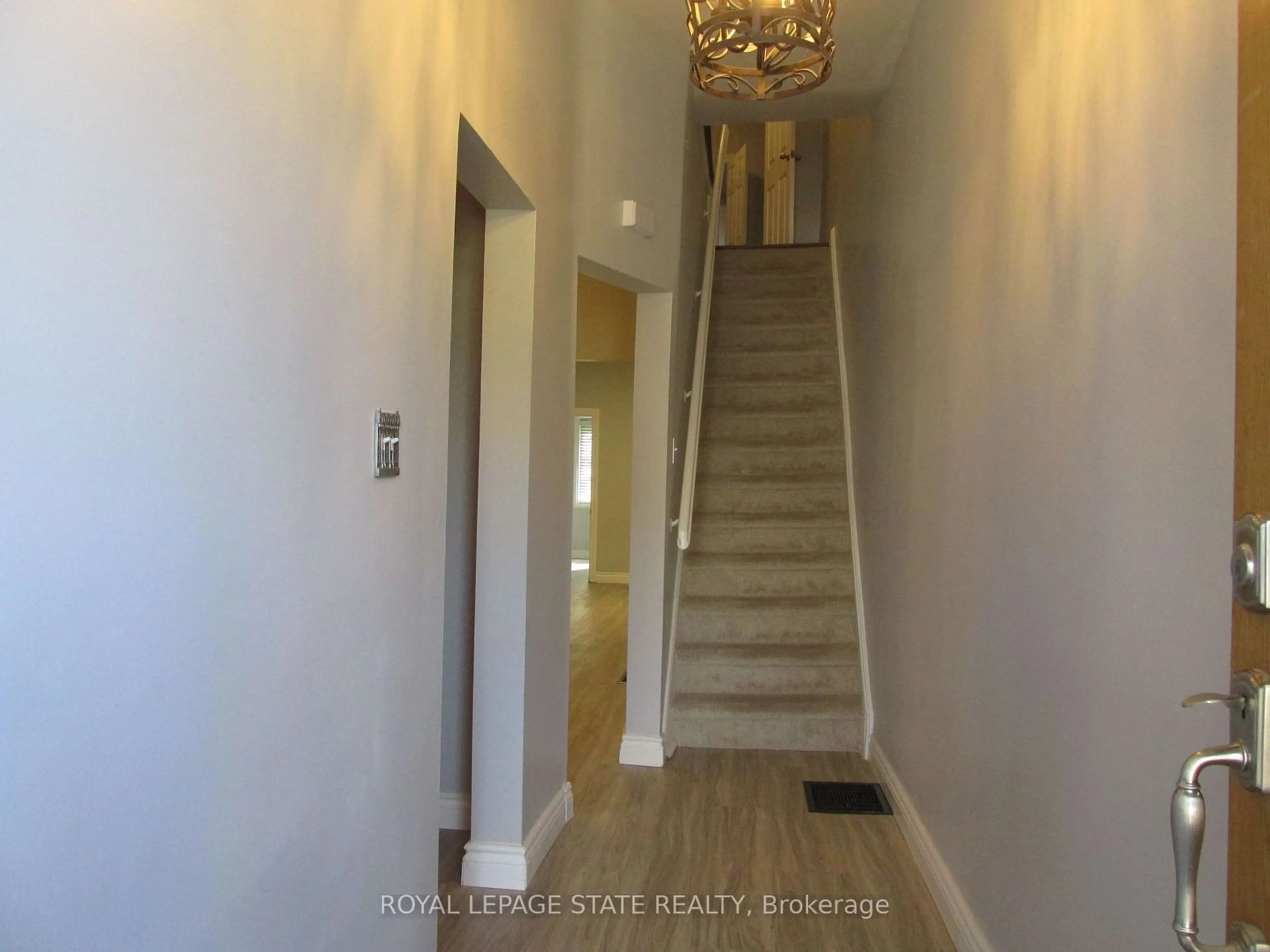 Indoor entryway, wood floors for 86 Earl St, Hamilton Ontario L8L 6L3