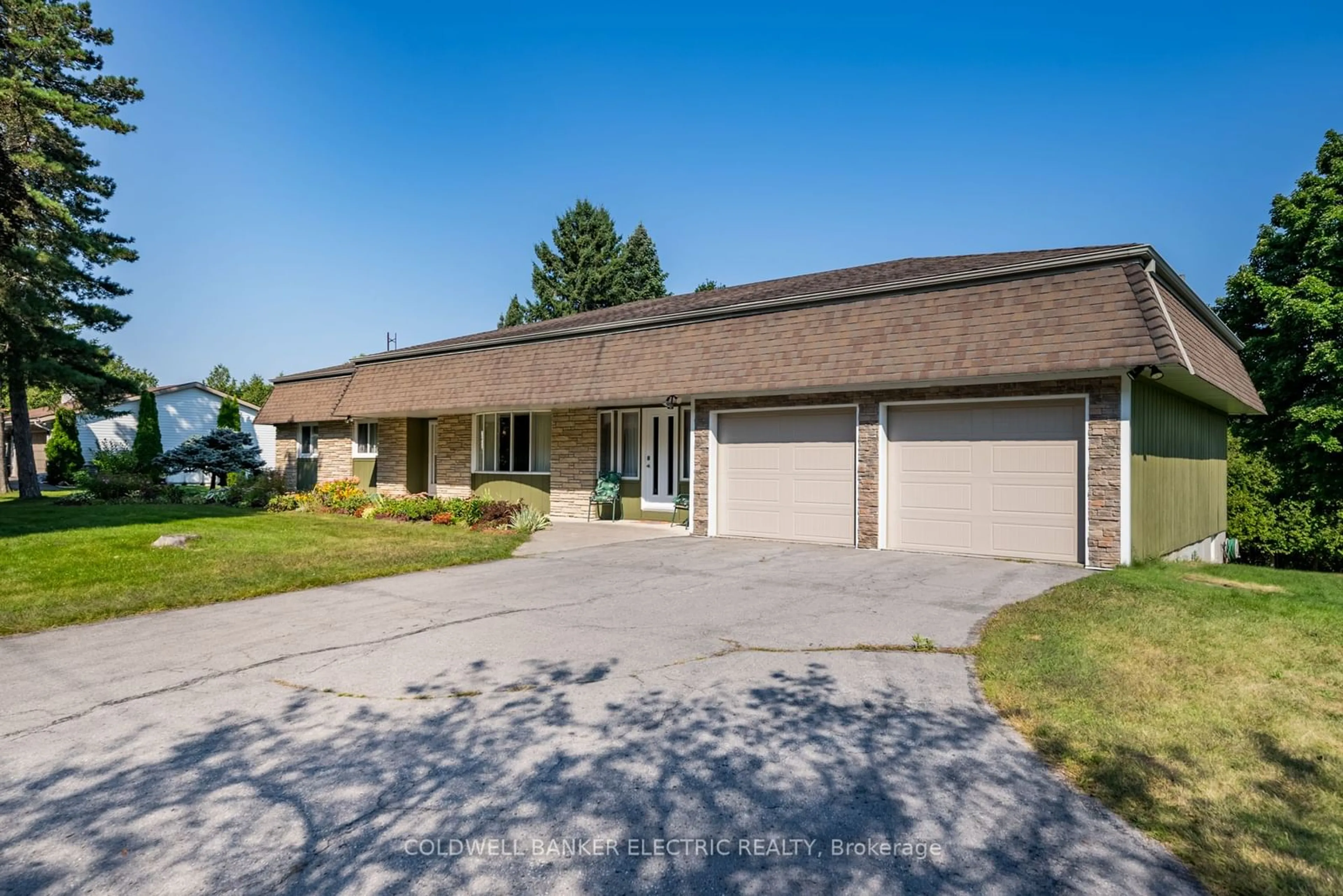 Frontside or backside of a home, the street view for 2534 Sherbrooke St, Cavan Monaghan Ontario K9J 0E5