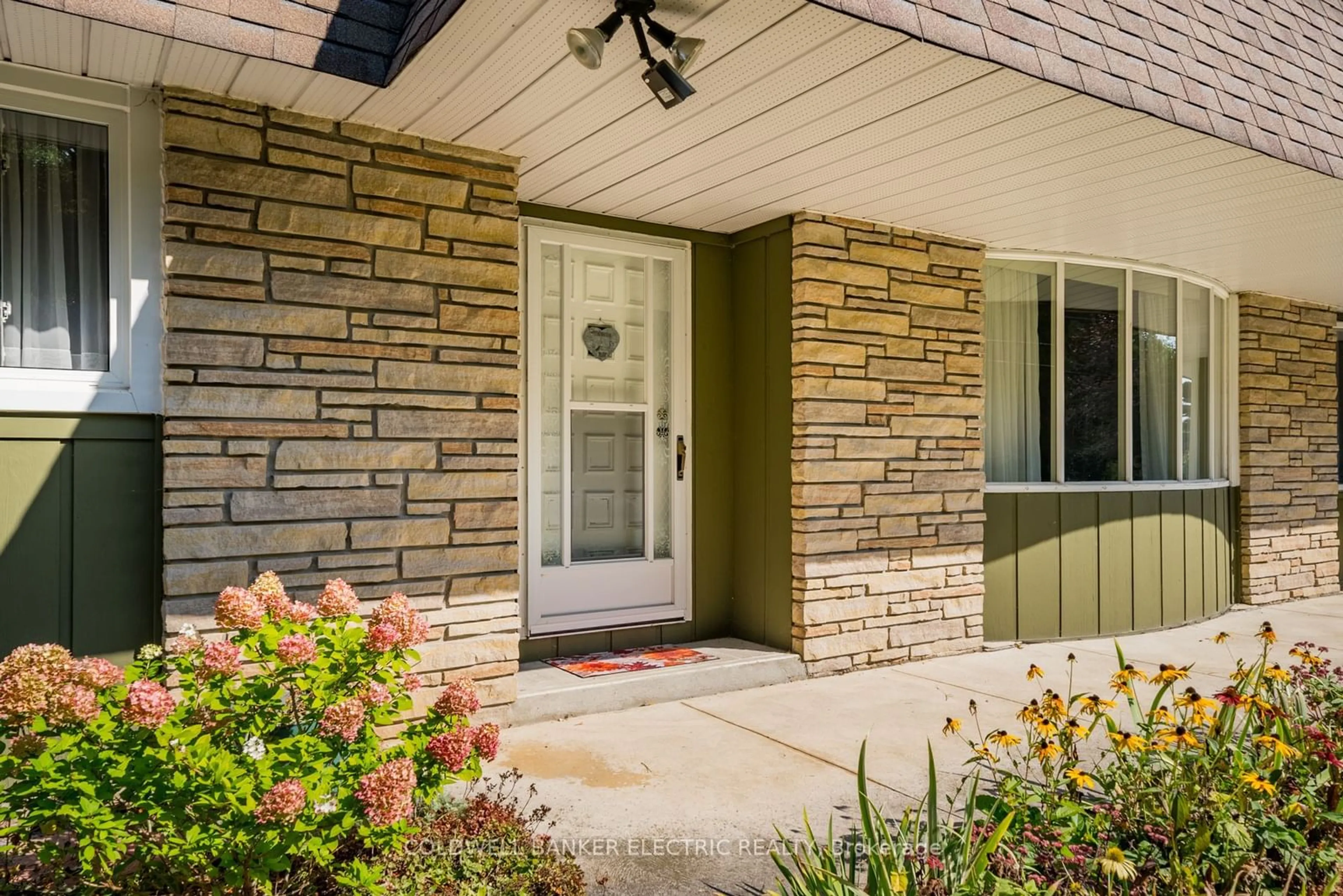 Indoor entryway, wood floors for 2534 Sherbrooke St, Cavan Monaghan Ontario K9J 0E5