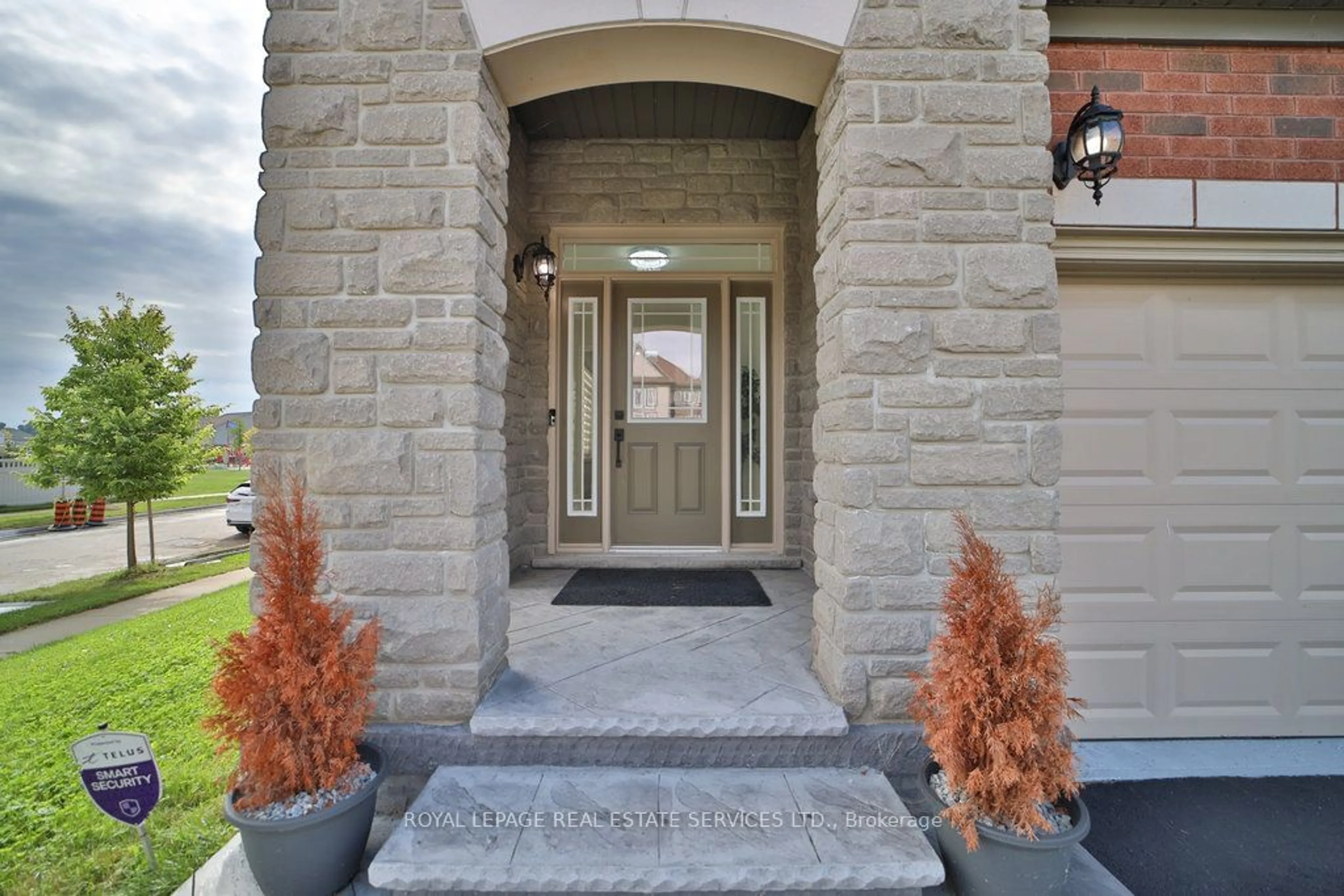 Indoor entryway for 18 Valleybrook Dr, Kitchener Ontario N2A 0K1