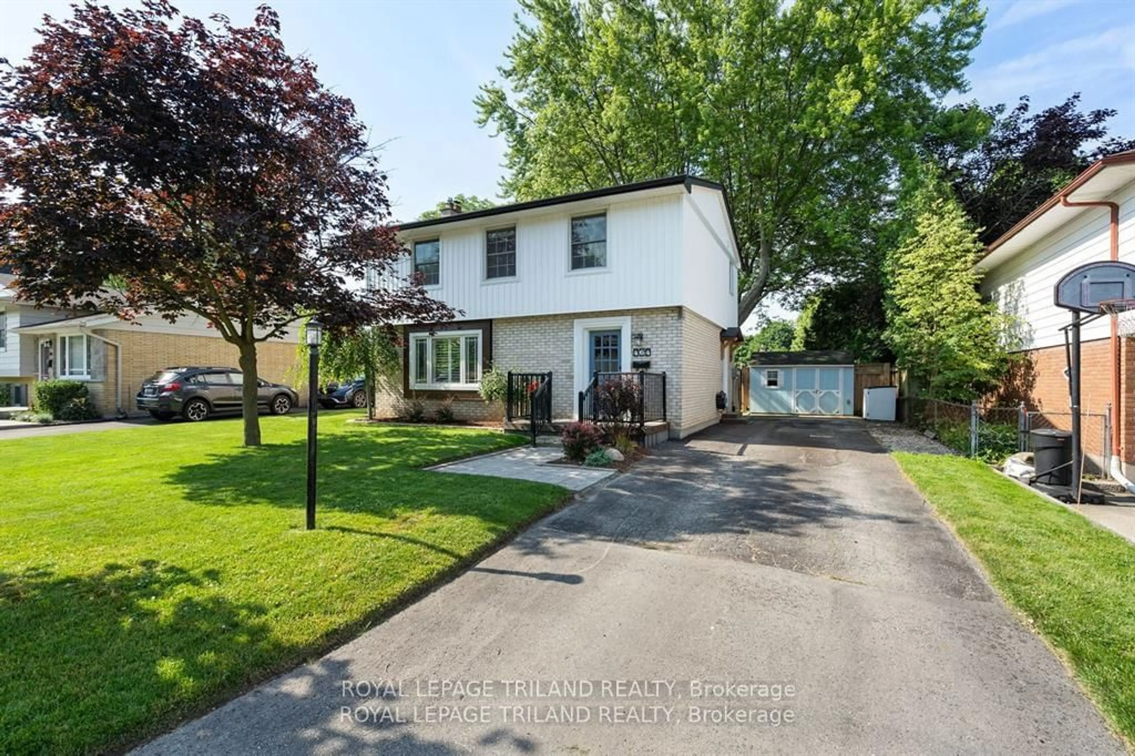 Frontside or backside of a home for 464 Regal Dr, London Ontario N5Y 1J9