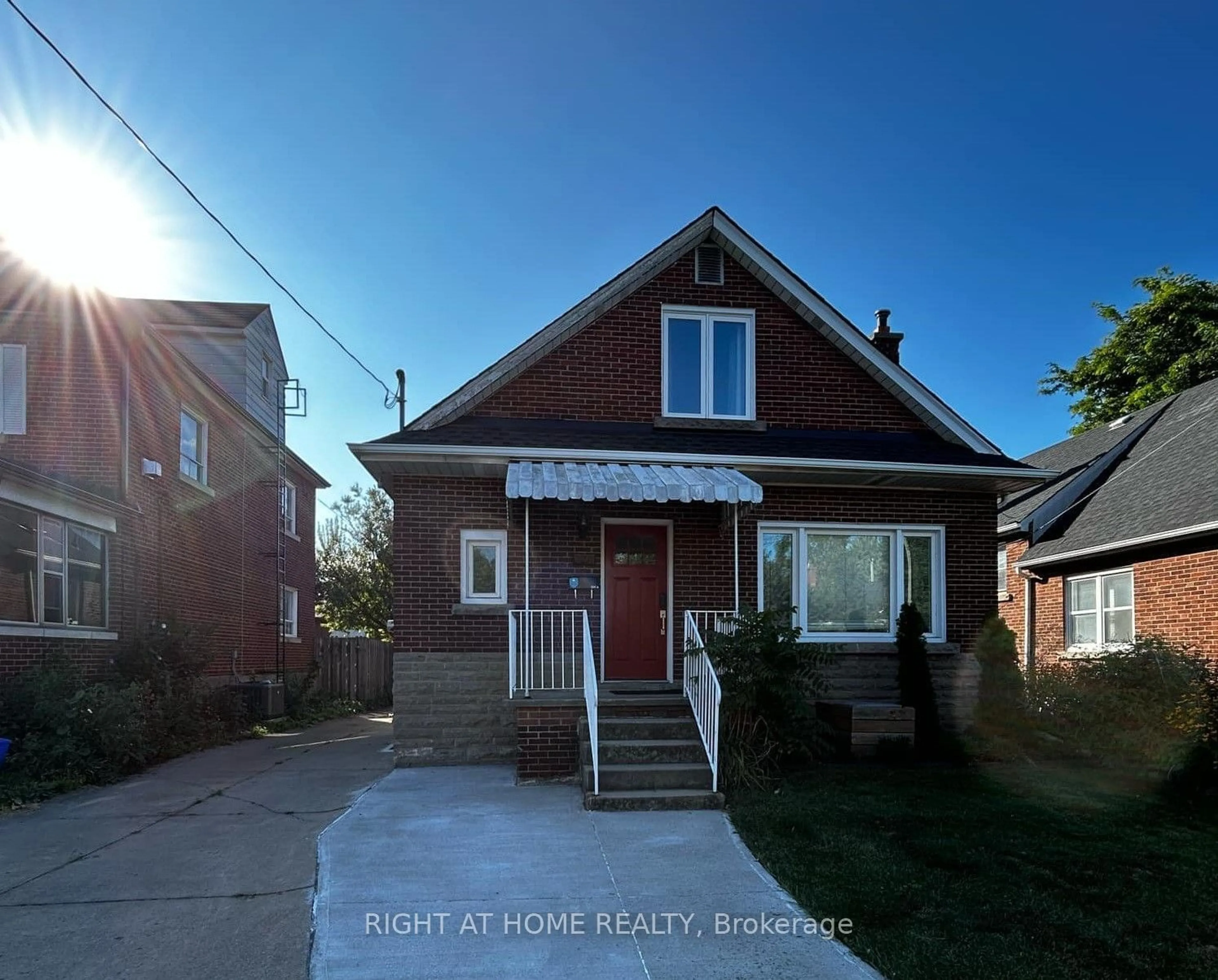 Frontside or backside of a home for 214 Kenilworth Ave, Hamilton Ontario L8K 2T4