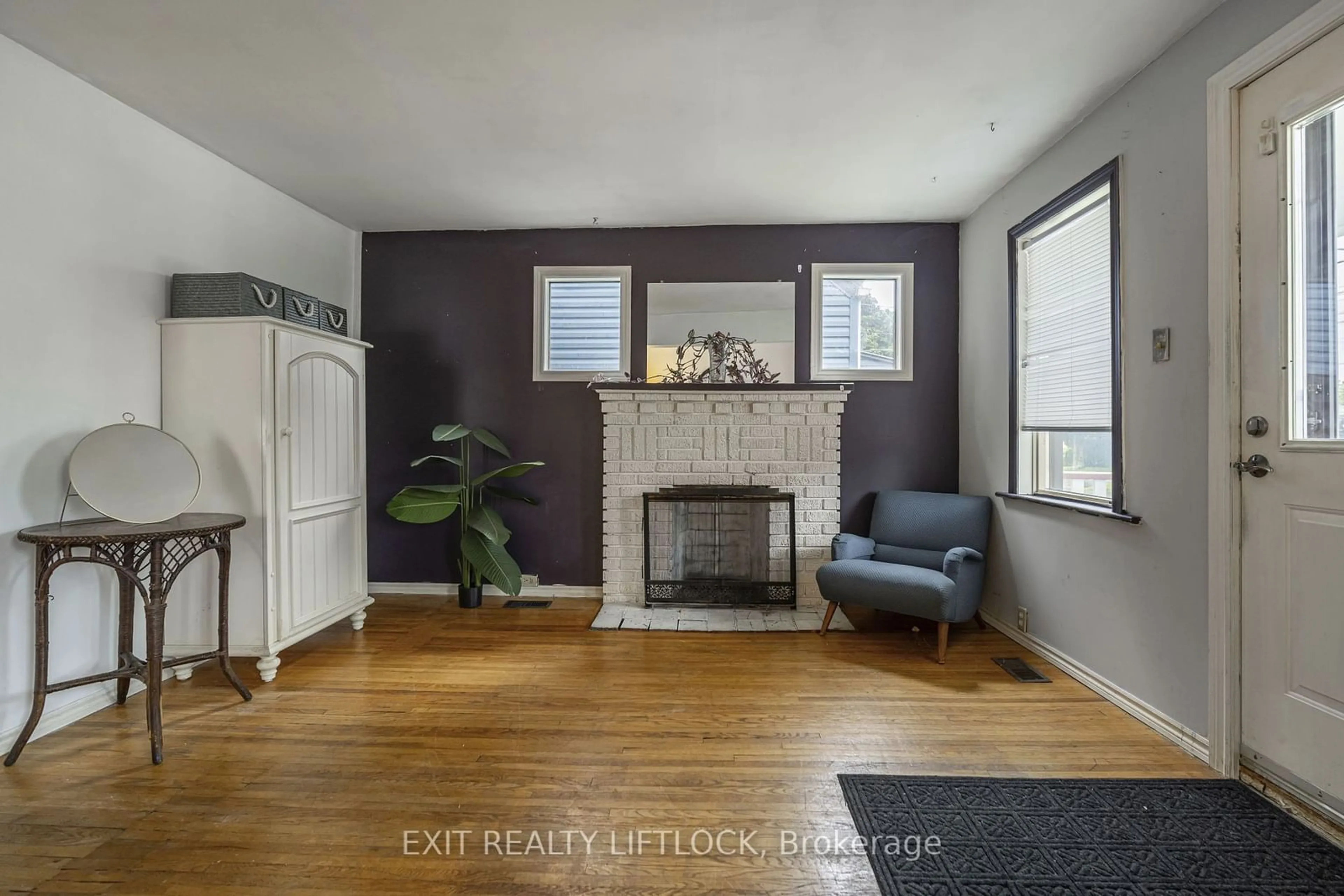 Living room, wood floors for 427 Edison Ave, Peterborough Ontario K9J 4G4