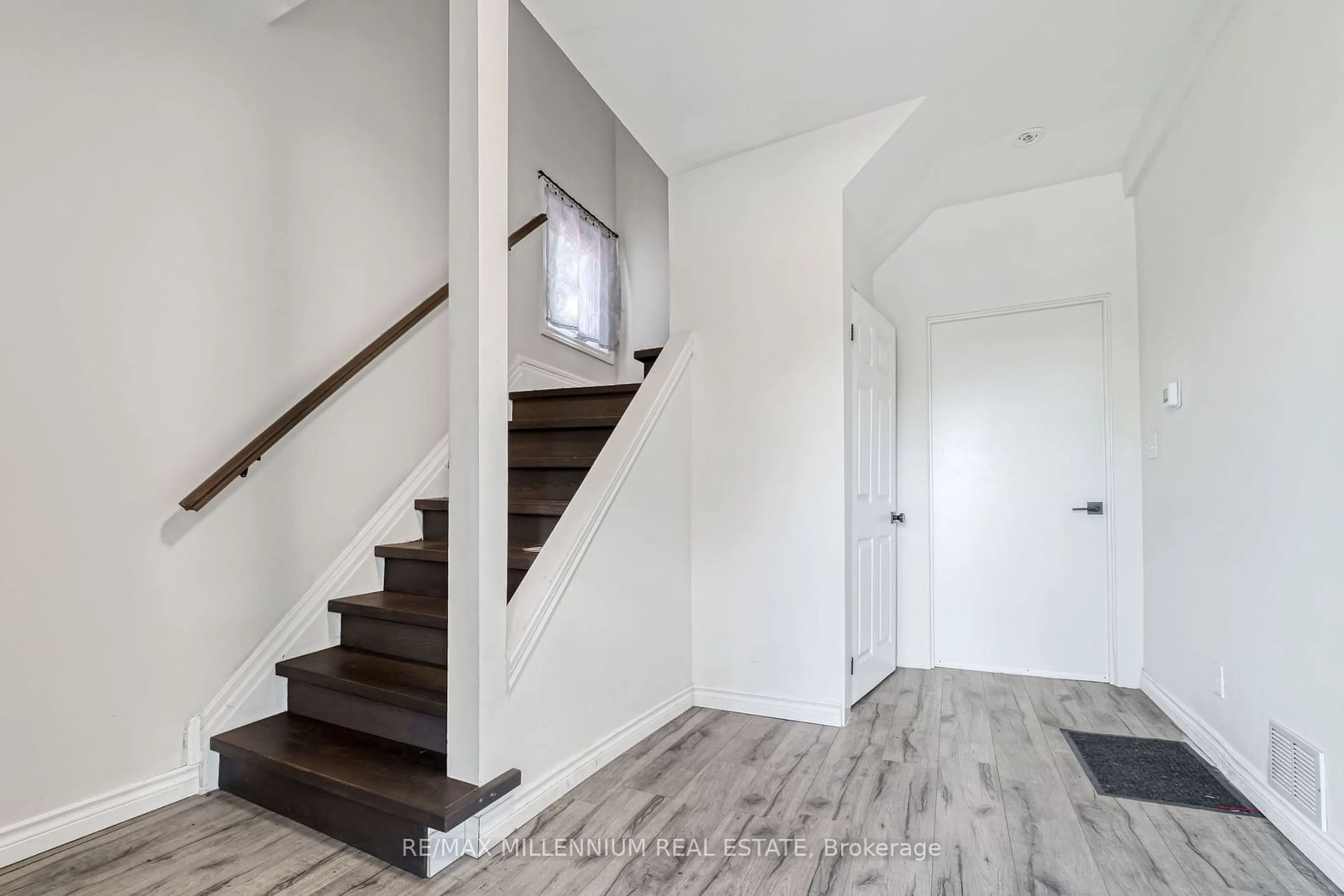 Stairs for 285 BORDEN Ave, Kitchener Ontario N2G 3S1