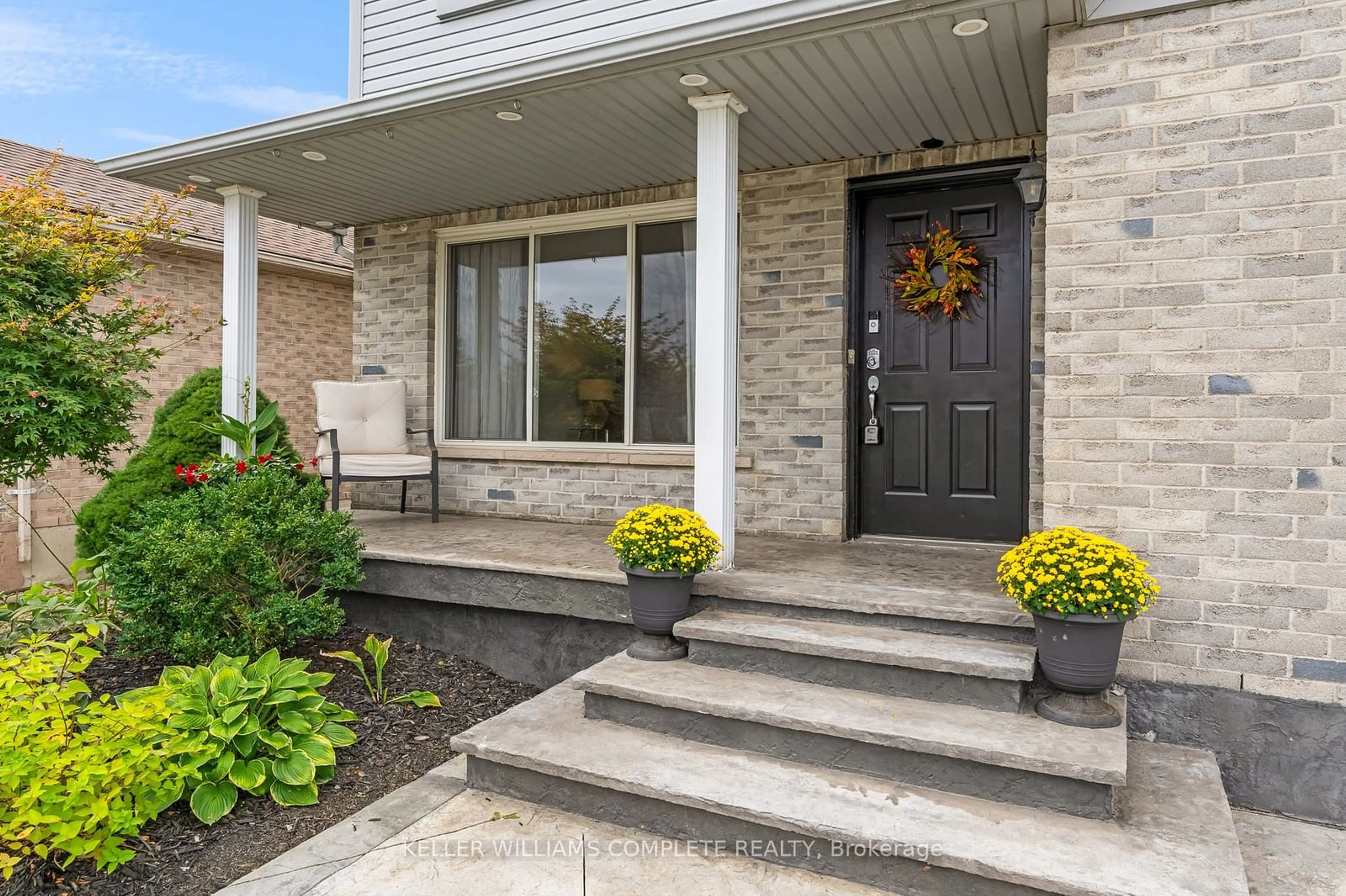 Indoor entryway for 24 Gershwin Crt, Hamilton Ontario L8W 3Z4