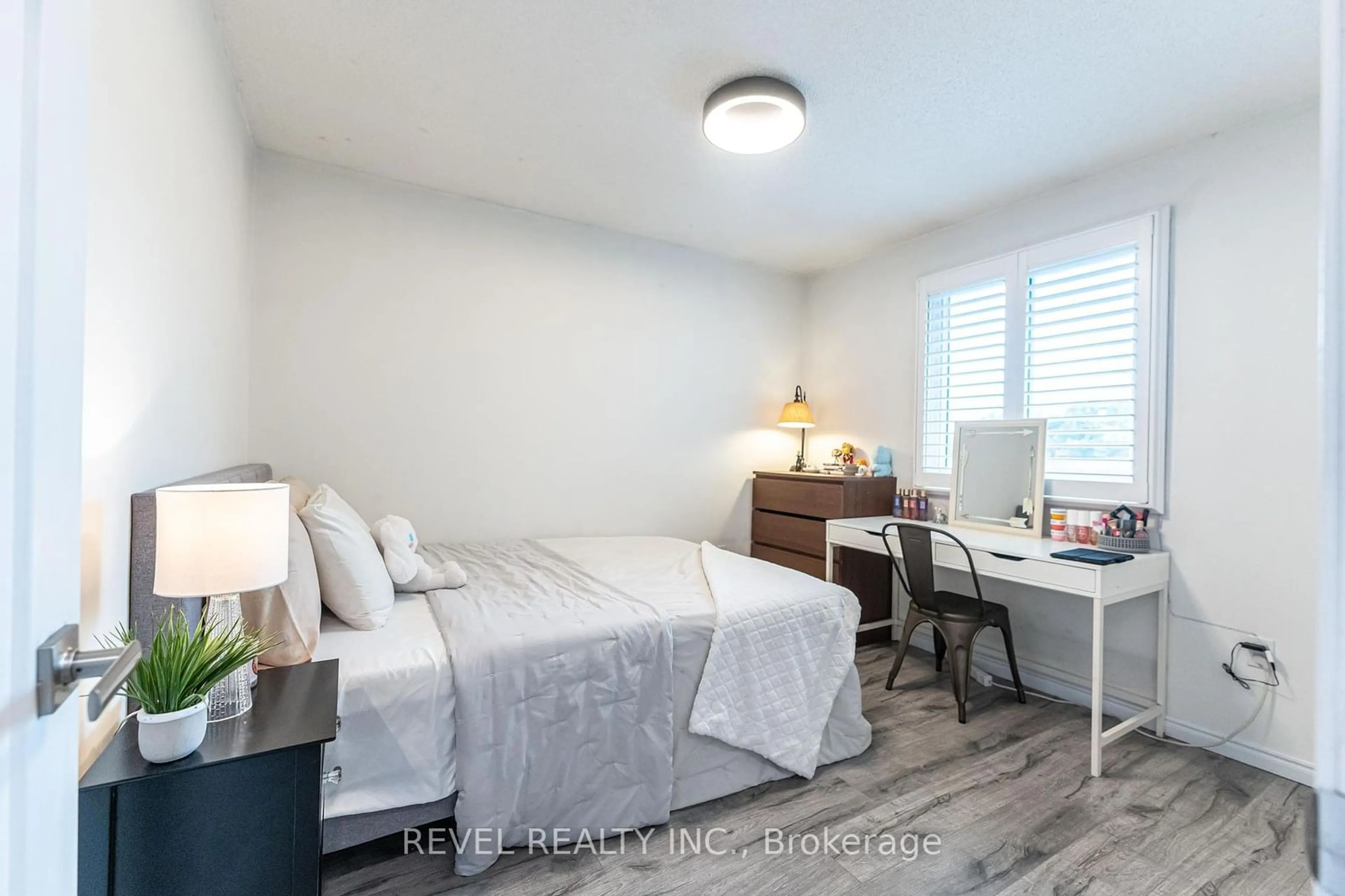 A pic of a room for 270 Rowntree Dr, Hamilton Ontario L8W 2P1