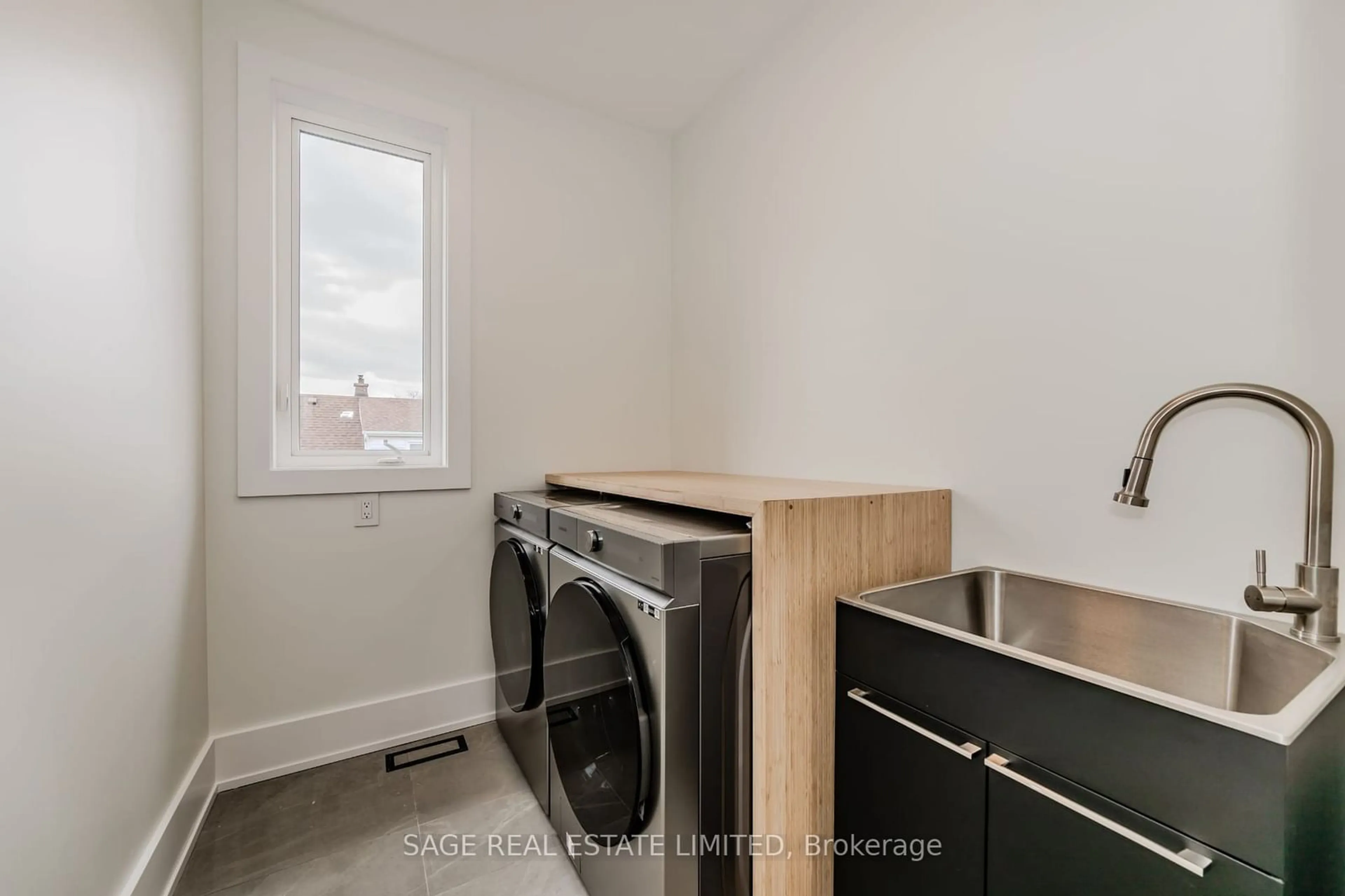 Laundry room for 25 Shadyside Ave, Hamilton Ontario L8V 3E2